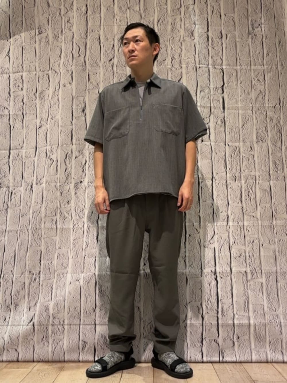 「ベーシック/トラッド、モード、ストリート、トレンド、リラックス、シャツ、シャツスタイル、サンダル、ワントーンコーデ、夏服、夏コーデ、BEAUTY&YOUTH」｜「UNIVERSAL OVERALLの【別注】 ＜UNIVERSAL OVERALL＞ ハーフジップショートスリーブ プルオーバー（シャツ/ブラウス、グレー系）」を使った、慈道 一磨さん（メンズ・170cm）の夏コーディネートの1枚目の写真