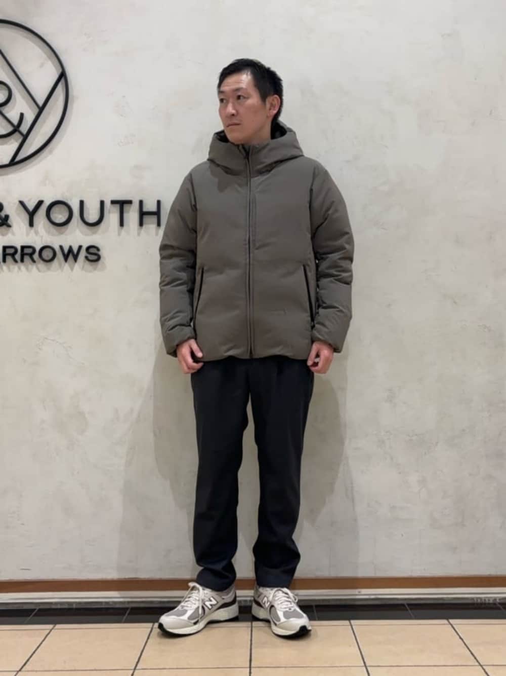 「ベーシック/トラッド、モード、ストリート、トレンド、リラックス、冬服、冬コーデ、BEAUTY&YOUTH」｜「BEAUTY&YOUTH UNITED ARROWSの小松マテーレ シャンブレー フード ダウンジャケット -700FP 撥水機能-（ダウンジャケット/コート、ベージュ系）」を使った、慈道 一磨さん（メンズ・170cm）の冬コーディネートの1枚目の写真