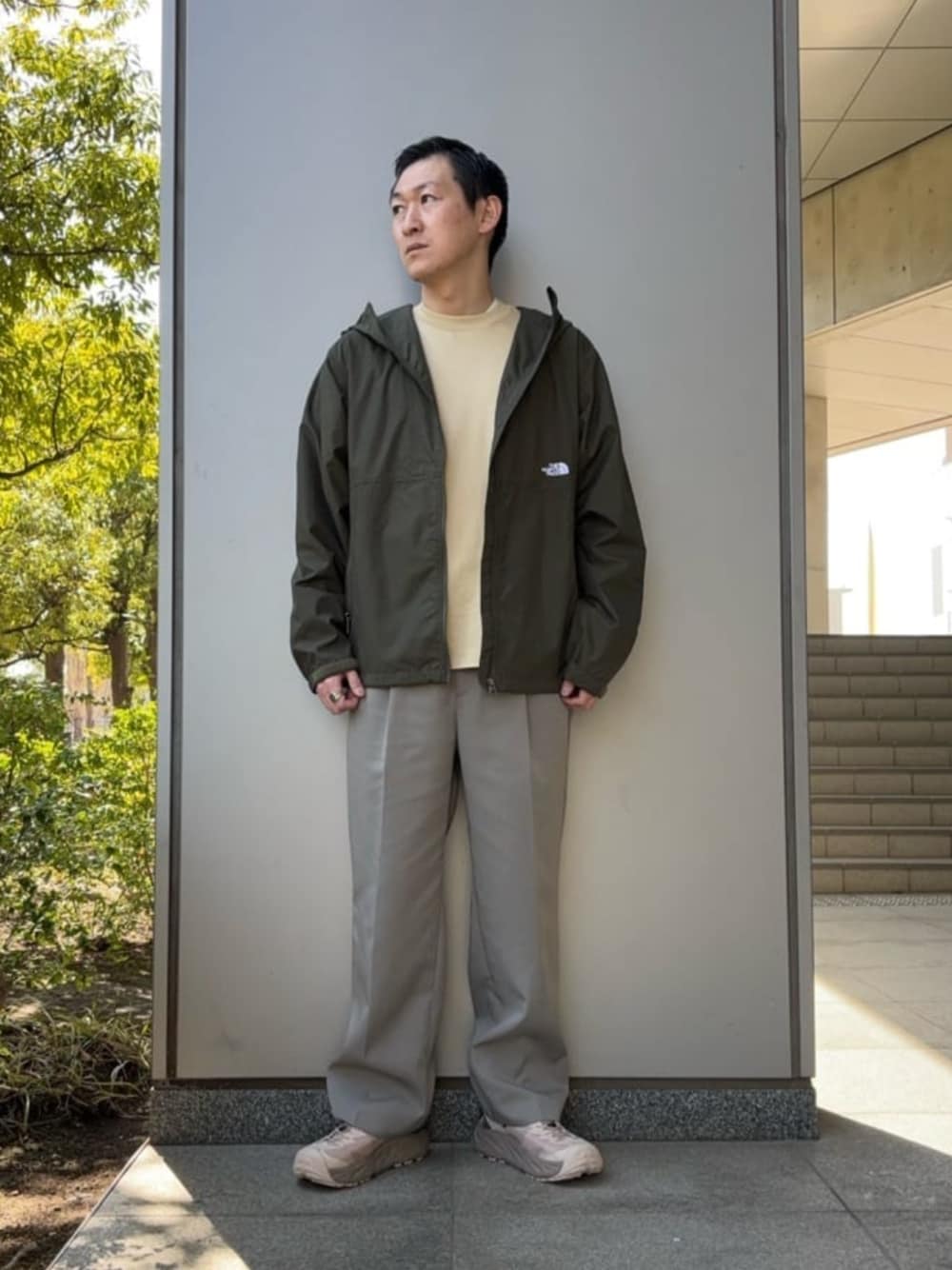「ベーシック/トラッド、モード、ストリート、トレンド、リラックススタイル」｜「THE NORTH FACEの＜THE NORTH FACE＞ コンパクト ジャケット（ナイロンジャケット、グリーン系）」を使った、慈道 一磨さん（メンズ・173cm）の春コーディネートの1枚目の写真