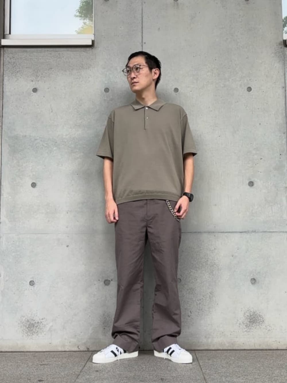 「ベーシック/トラッド、モード、ストリート、トレンド、リラックス、金子眼鏡、ポロシャツ、スニーカー、夏服、夏コーデ、ワントーンコーデ、BEAUTY&YOUTH」｜「KANEKO OPTICALのUNITED ARROWS by KANEKO OPTICAL Logan/アイウェア MADE IN JAPAN（メガネ、ベージュ系）」を使った、慈道 一磨さん（メンズ・170cm）の夏コーディネートの1枚目の写真