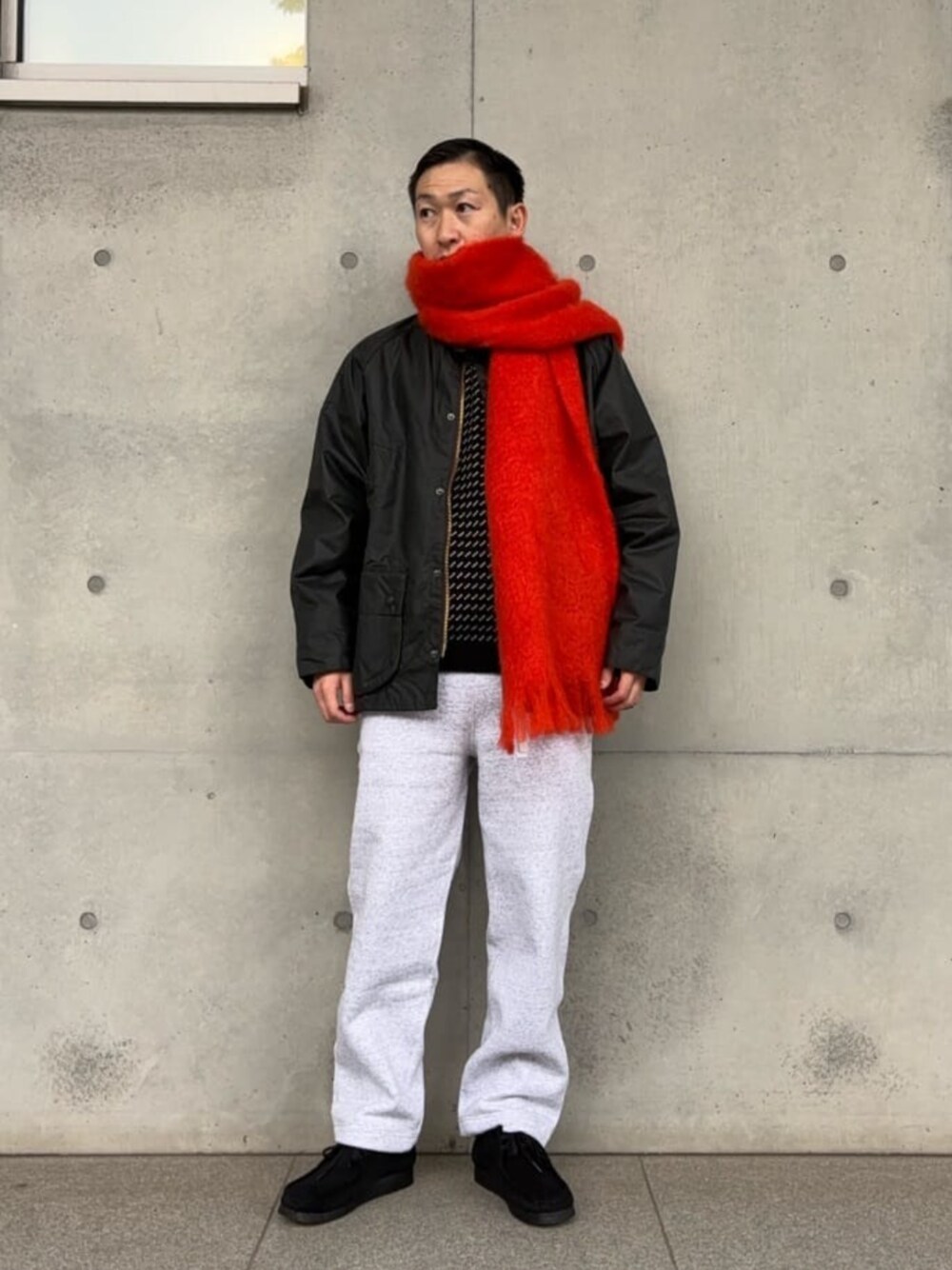 「ベーシック/トラッド、モード、ストリート、トレンド、リラックススタイル、マフラー」｜「BEAUTY&YOUTH UNITED ARROWSのモヘヤミックス マフラー（マフラー、オレンジ系）」を使った、慈道 一磨さん（メンズ・173cm）の冬コーディネートの1枚目の写真