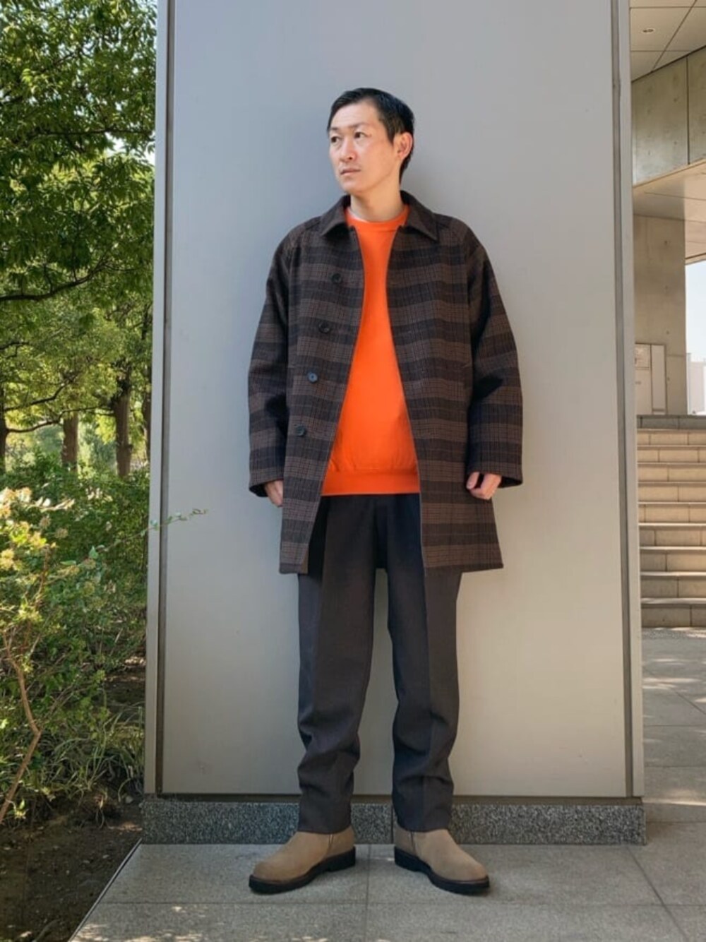 「ベーシック/トラッド、モード、ストリート、トレンド、リラックススタイル」｜「BEAUTY&YOUTH UNITED ARROWSのリバーシブル バルカラー コート（ステンカラーコート、ブラウン系）」を使った、慈道 一磨さん（メンズ・173cm）の秋コーディネートの1枚目の写真
