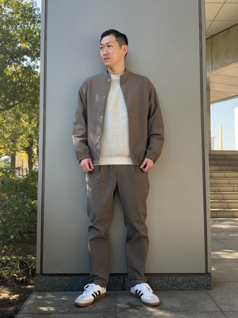 「ベーシック/トラッド、モード、ストリート、トレンド、リラックススタイル」｜「BEAUTY&YOUTH UNITED ARROWSの360°MASTER バンドカラー コーチジャケット - セットアップ対応 ストレッチ ウォッシャブル マルチ機能 -（その他アウター、ベージュ系）」を使った、慈道 一磨さん（メンズ・173cm）の冬コーディネートの1枚目の写真