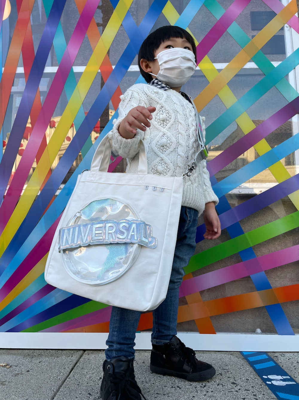 「カジュアル、キッズコーデ、男の子、ニットコーデ、USJ、チェック柄、4歳、お洒落さんとつながりたい、休日スタイル」｜「BREEZEのポコポコニットセーター（ニット/セーター、ホワイト系）」を使った、mi＊さん（キッズ・100cm）の冬コーディネートの1枚目の写真