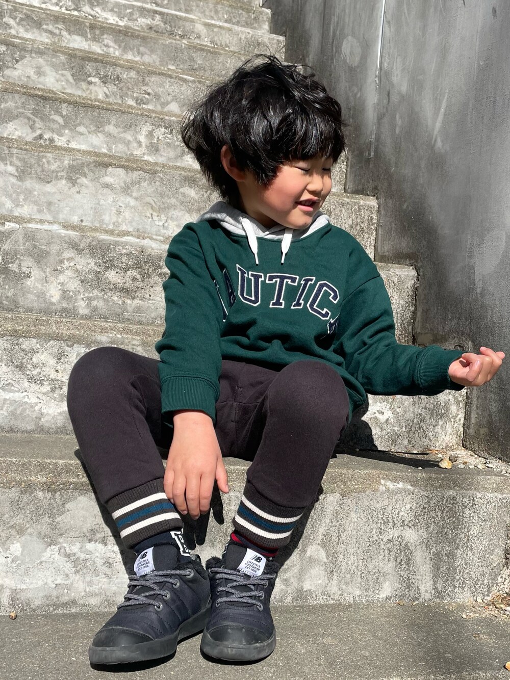 「私の推しブランド、休日スタイル、パーカー、男の子コーデ、グリーン、スニーカー、5歳、nautica」｜「NAUTICAの【NAUTICA/ノーティカ】アップリケロゴ裏毛パーカー（スウェット、グリーン系）」を使った、mi＊さん（キッズ・110cm）の冬コーディネートの1枚目の写真