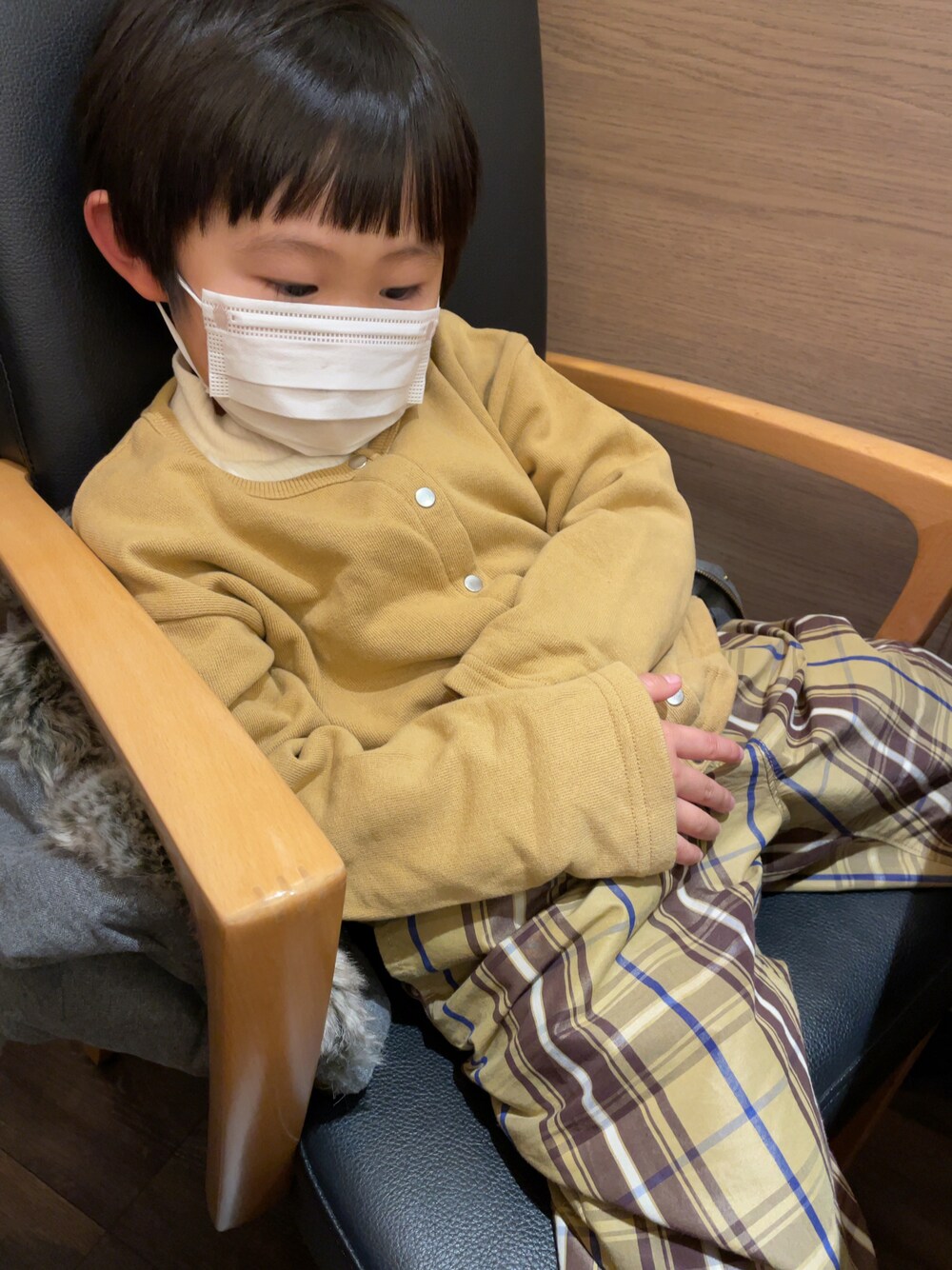 「休日コーデ、キッズコーデ、男の子、お洒落さんとつながりたい、冬コーデ、チエックパンツ、ハイネック、カジュアル」｜「quoti use fithのビッグチェックタイプライター タックテーパードロングパンツ（その他パンツ、ベージュ系）」を使った、mi＊さん（キッズ・100cm）の冬コーディネートの1枚目の写真