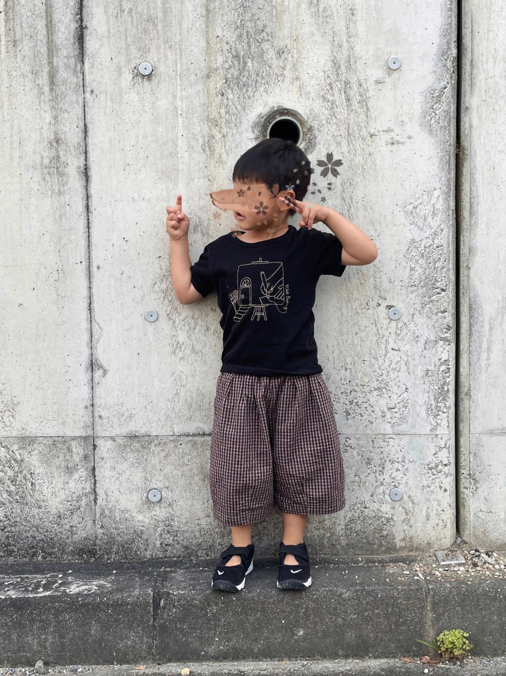 「夏、休日スタイル、男の子、キッズコーデ、3歳、カジュアル、チェック、サンダル」｜「NIKEのナイキ リフト ベビーシューズ / Nike Little Rift Baby/Toddler Shoes 317415-014 Black（スニーカー、ブラック系）」を使った、mi＊さん（キッズ・90cm）の夏コーディネートの1枚目の写真