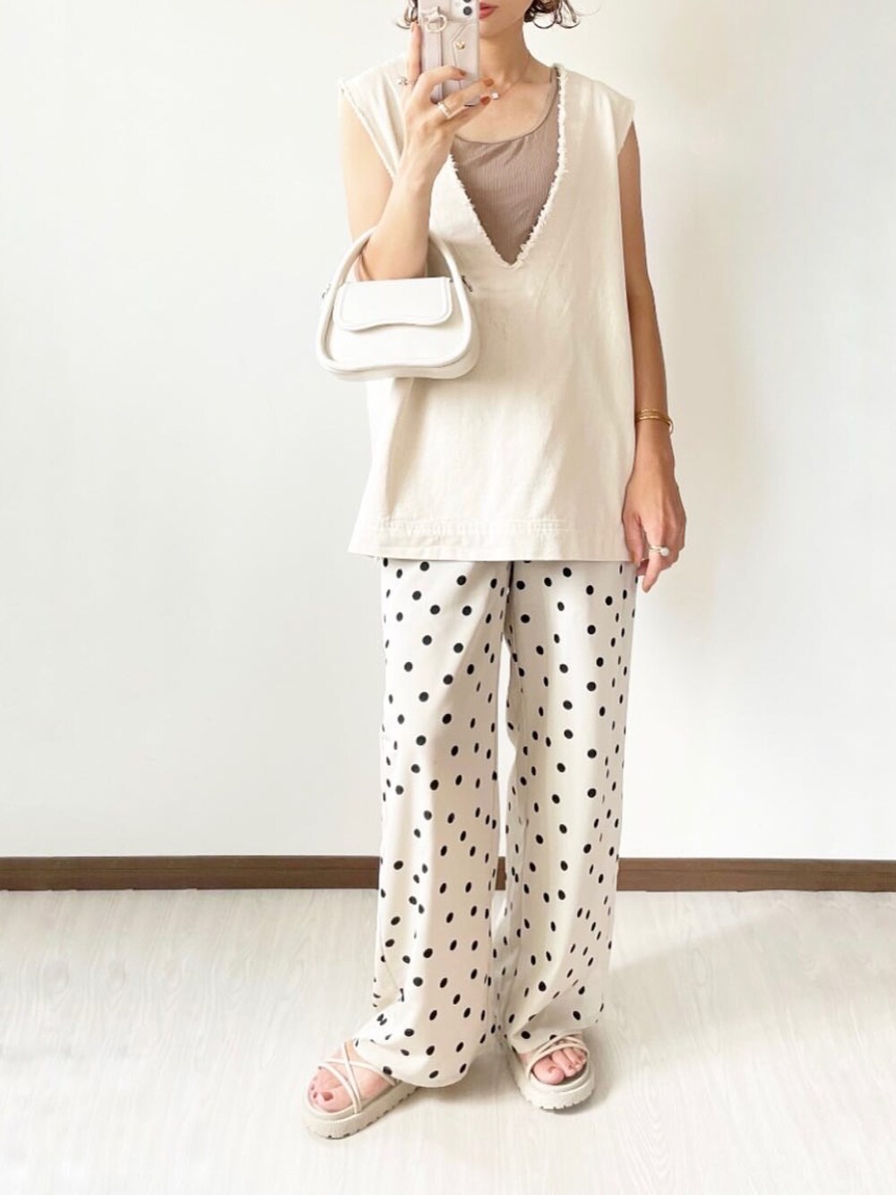 「DISCOATのUSコットン深Vベスト（ベスト、ホワイト系）」を使った、kaochocoさん（レディース・161cm）の夏コーディネートの1枚目の写真