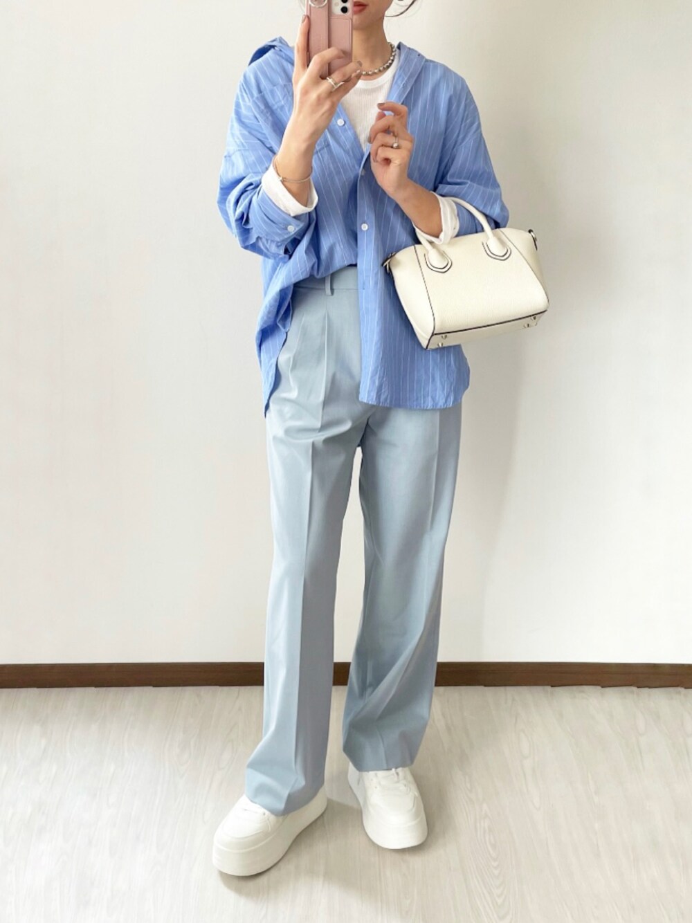 「HAYNIのアイテム（バッグ、ホワイト系）」を使った、kaochocoさん（レディース・161cm）の冬コーディネートの1枚目の写真