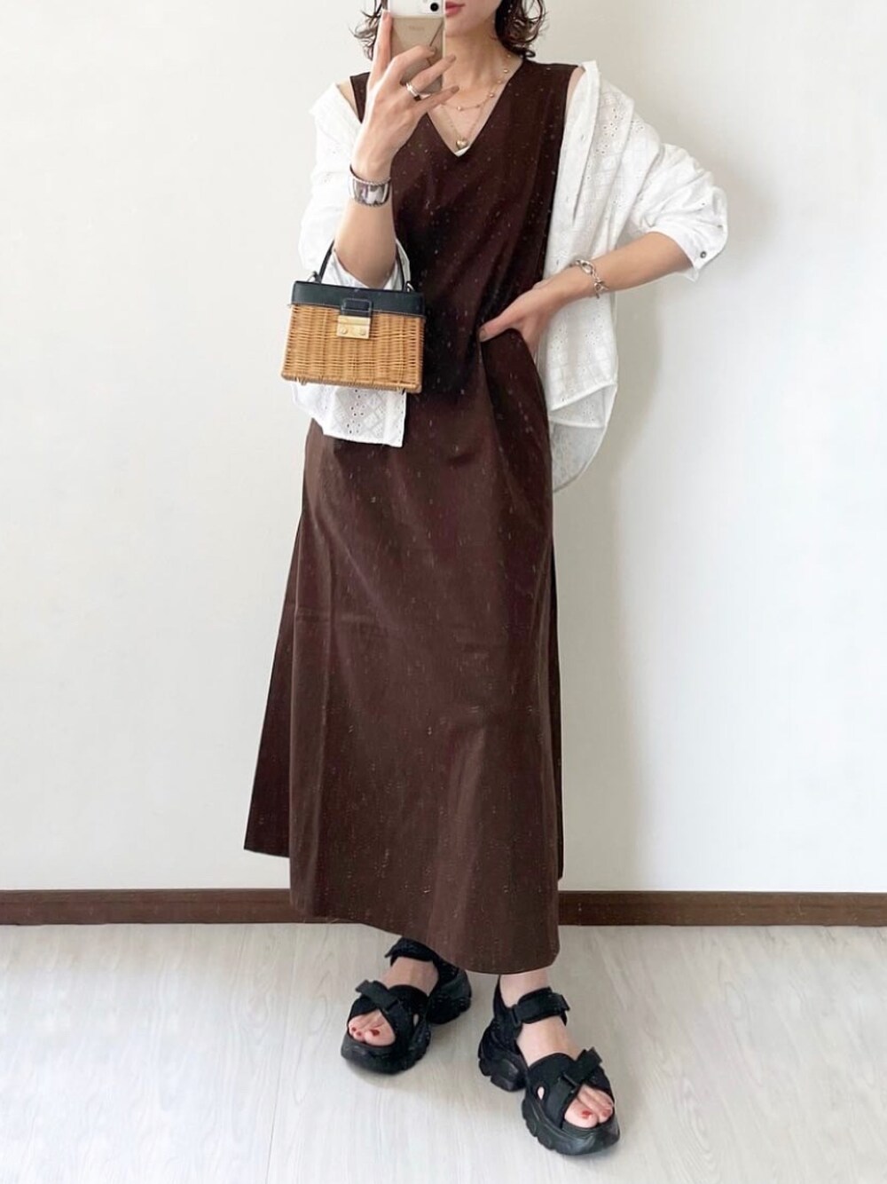 ブラック系のサンダルを着用したレディースの春コーディネートの1枚目の写真