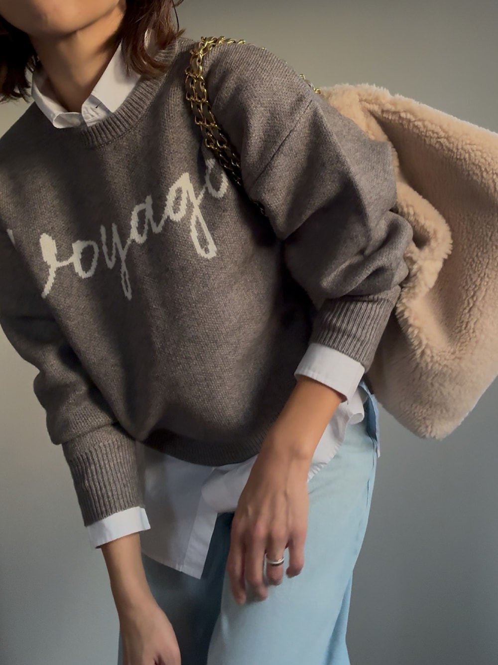 グレー系のニット/セーターを着用したレディースの冬コーディネートの1枚目の写真