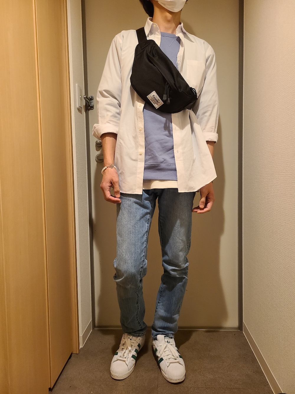 「シンプルコーデ、ラフ、カジュアルコーデ、デニムパンツ、白スニーカー、adidas、スウェットコーデ、ボディバッグ」｜「adidasのアディダス グランドコート ベース スニーカー/adidas GRANDCOURT BASE ホワイト（スニーカー、ホワイト系）」を使った、ryotaさん（メンズ・177cm）の春コーディネートの1枚目の写真