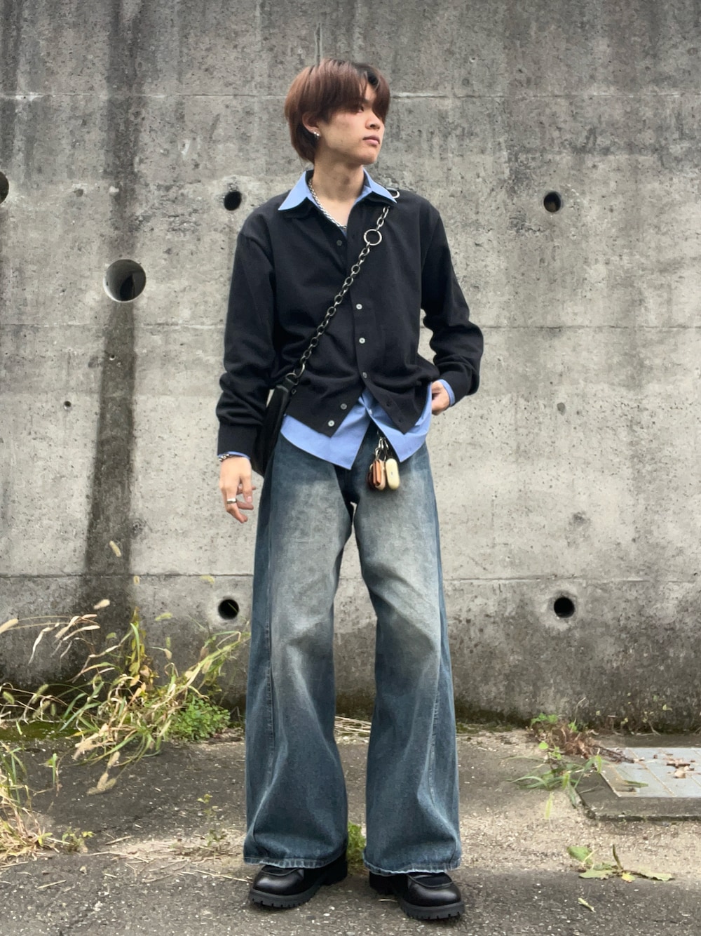 ブルー系のデニムパンツ、グレー系のシャツ/ブラウス、ブルー系のシャツ/ブラウスを着用したメンズの秋コーディネートの1枚目の写真