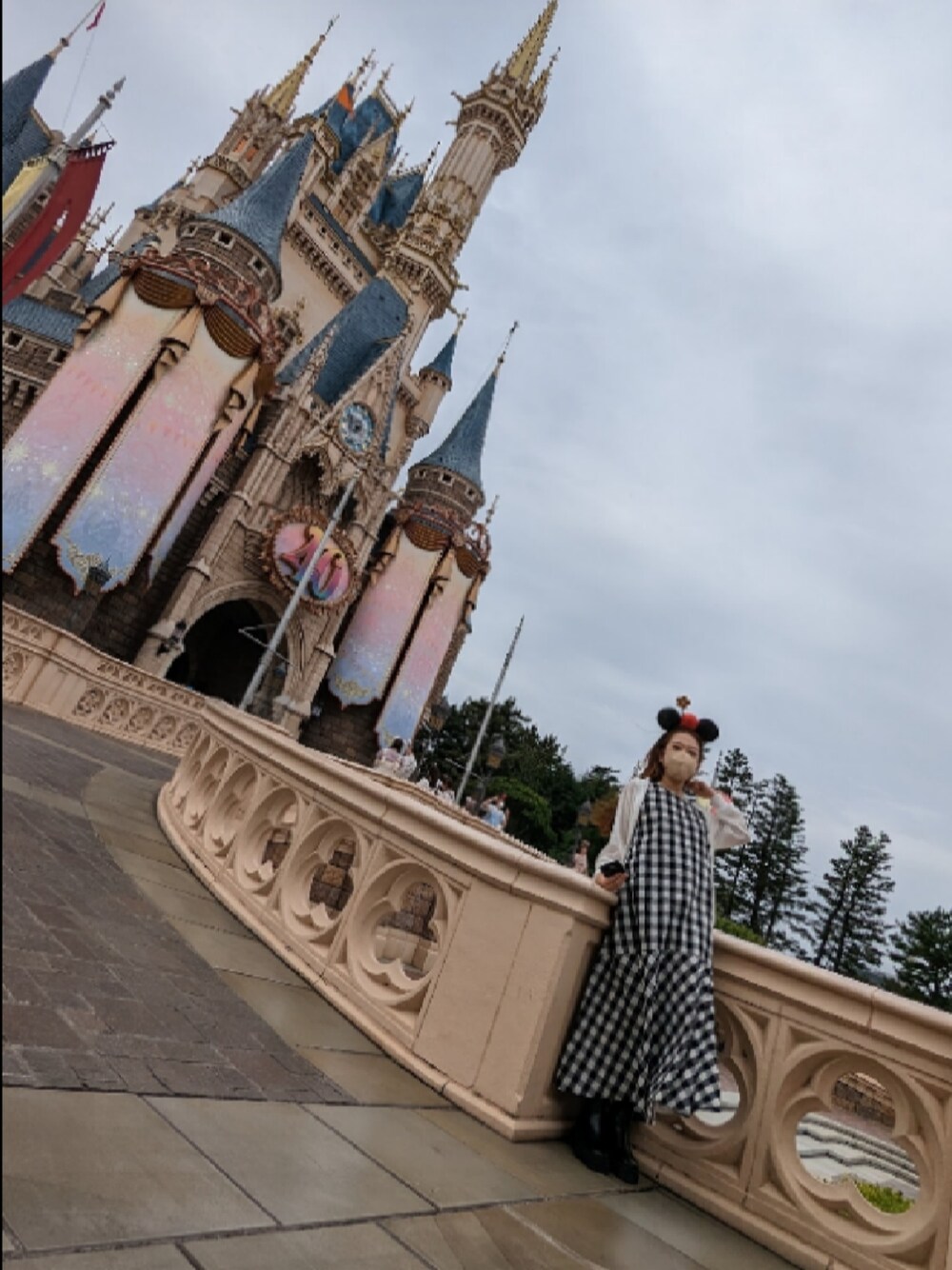 「ootd、低身長、ディズニー、TDL、ラクチンコーデ」｜「Chez toiの裾ティアードノースリワンピース（ワンピース、ブラック系）」を使った、♡AiMi♡さん（レディース・147cm）の春コーディネートの1枚目の写真
