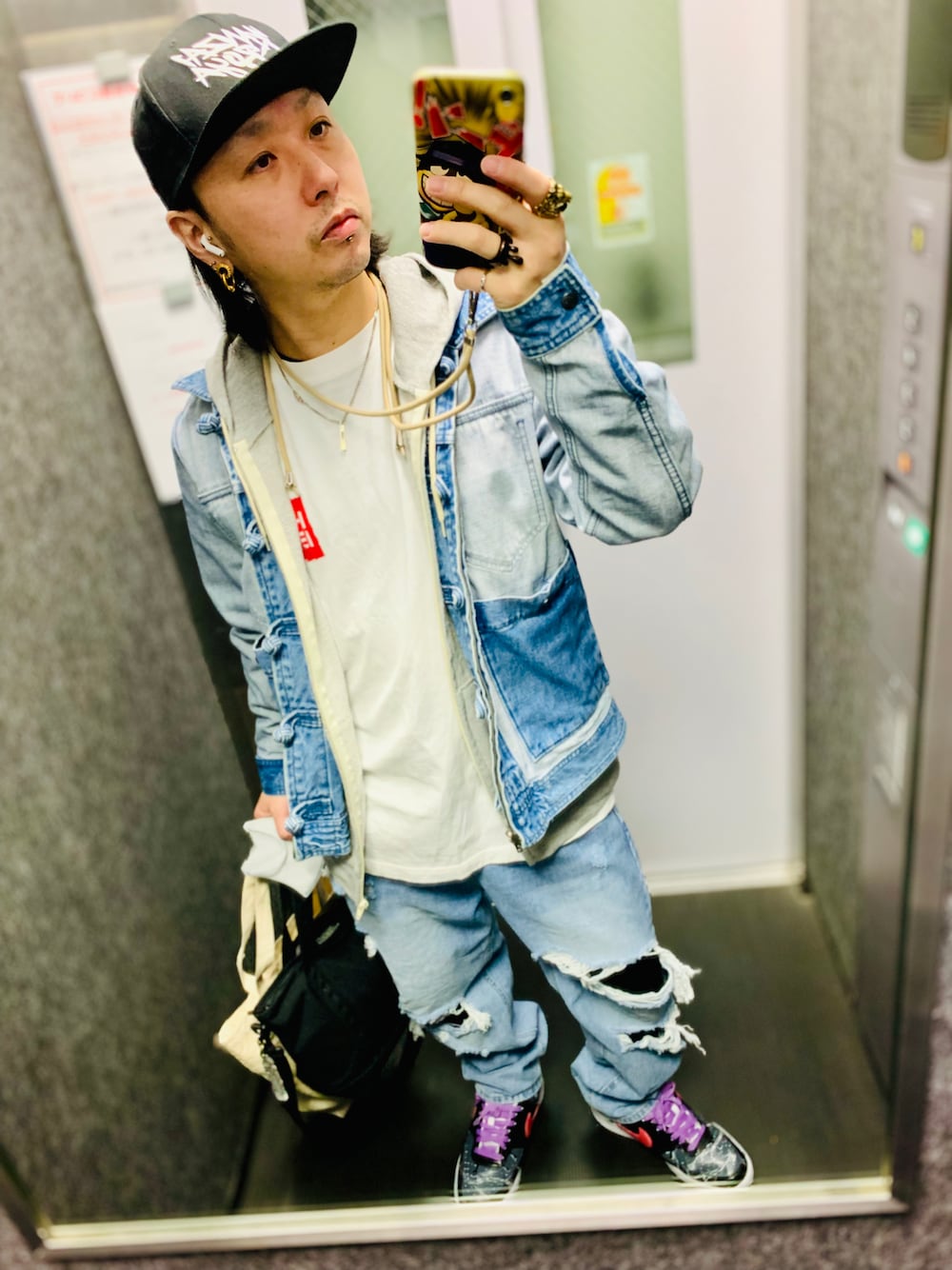 「デニム、デニムセットアップ、ダメージデニムパンツ、カスタムスニーカー、電気グルーヴ、KinKi Kids」｜「KinKi KidsのKANZAI BOYS cap（キャップ、ブラック系）」を使った、tbkさん（メンズ・162cm）の春コーディネートの1枚目の写真