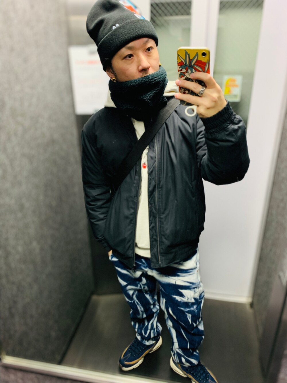 「CA4LA、ドラえもん、ダウンジャケット、鉄コン筋クリート、タイダイ柄、AIR MAX、低身長」｜「NIKEのナイキ エア マックス 95 SE メンズシューズ / スニーカー / Nike Air Max 95 SE  Men's Shoe（スニーカー、ブルー系）」を使った、tbkさん（メンズ・162cm）の冬コーディネートの1枚目の写真