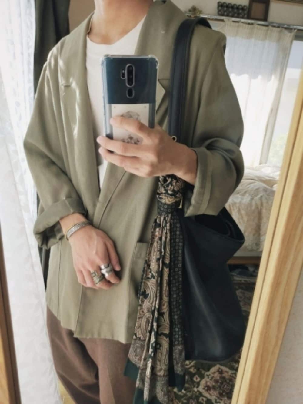 「だから秋服が好き、お洒落さんとつながりたい、シンプルコーデ、大人カジュアル、ビックシルエット、秋コーデ、ゆるコーデ、ワイドパンツ、スラックス、vintage」｜「COACHのアイテム（ショルダーバッグ、ブラック系）」を使った、old_goldさん（メンズ・170cm）の秋コーディネートの1枚目の写真