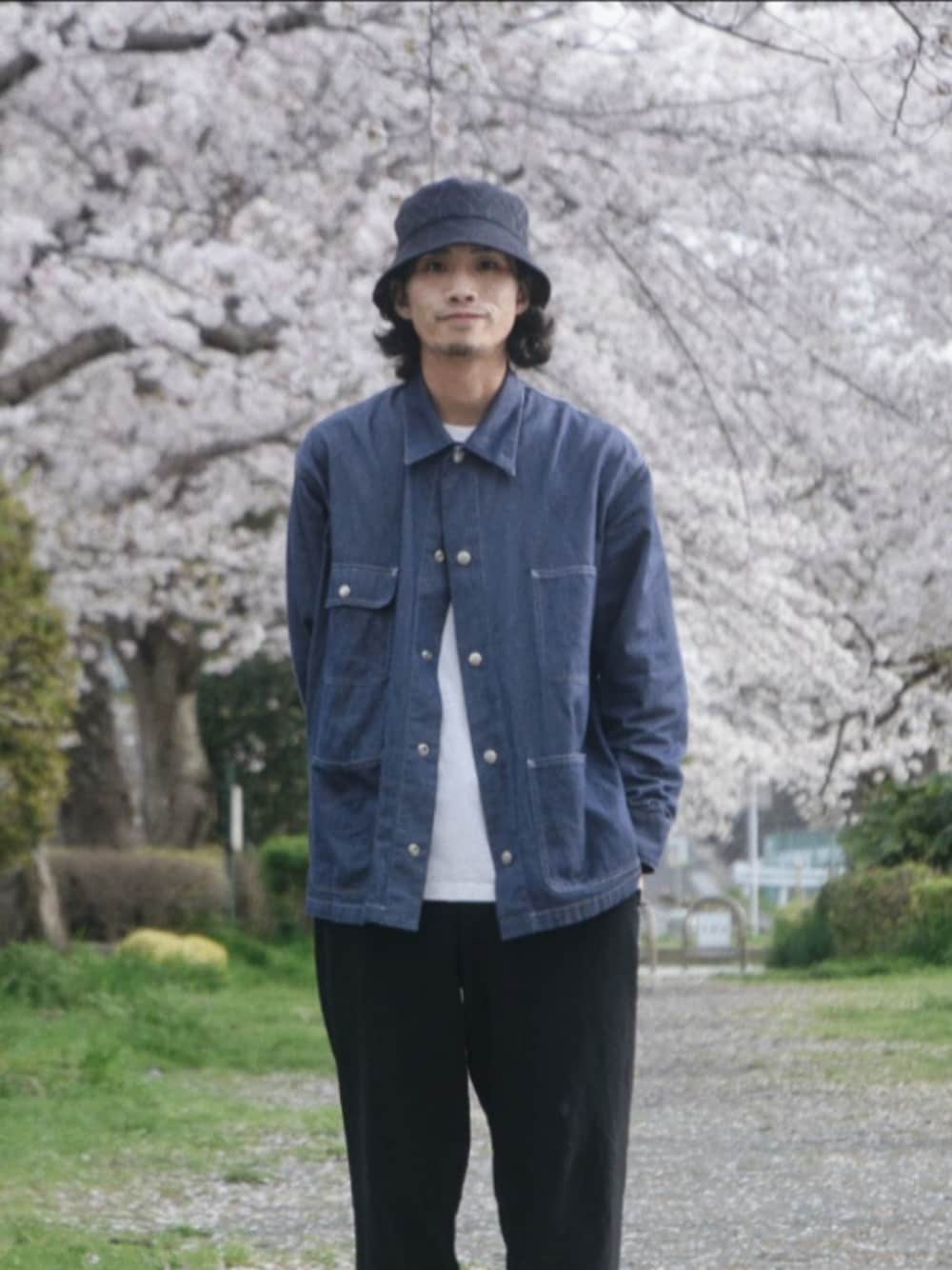 「今日のコーデ、オトナカジュアル、きれいめカジュアル、古着MIX、シンプル、カバーオール、デニム、USNAVY、バケットハット、花見、仕事着、白Tシャツ、桜、春コーデ」｜「A.P.C.のアイテム（カバーオール、ブルー系）」を使った、old_goldさん（メンズ・170cm）の春コーディネートの1枚目の写真