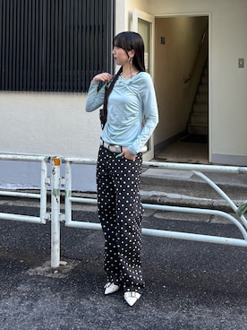 「WHO'S WHO gallery（フーズフーギャラリー）のアソートドットローライズパンツ（その他パンツ、ブラック系）」を使った、モエさん（レディース・167cm）の春コーディネート