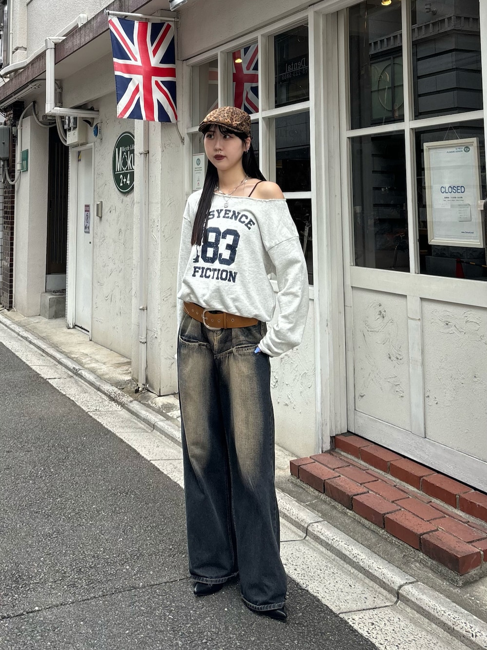 「秋コーデ、whoswhogallery、海外系ファッション、ハンチング、デニム、デニムコーデ、スウェット、オフショル」｜「WHO'S WHO galleryのエリオットナンバリングトップス（スウェット、グレー系）」を使った、モエさん（レディース・167cm）の秋コーディネートの1枚目の写真