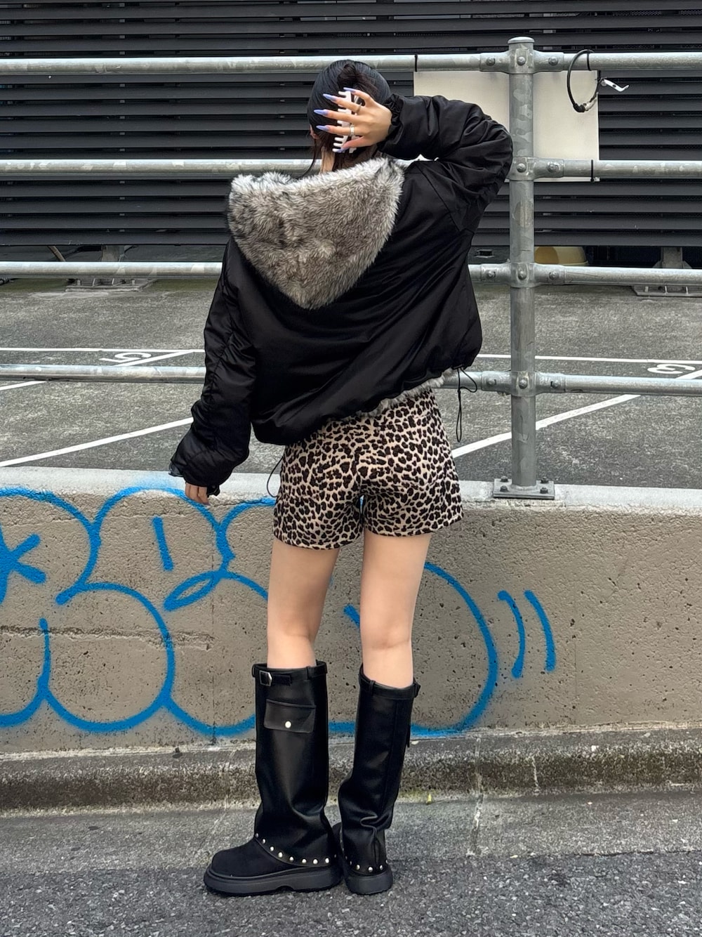 「アウター、リバーシブルジャケット、２ＷＡＹ、秋コーデ、秋冬コーデ、ショートパンツ」｜「WHO'S WHO galleryの【AW先行予約】2WAYリバーシブルファーブルゾン（ブルゾン、ブラック系）」を使った、モエさん（骨格ナチュラル・レディース・167cm）の夏コーディネートの1枚目の写真