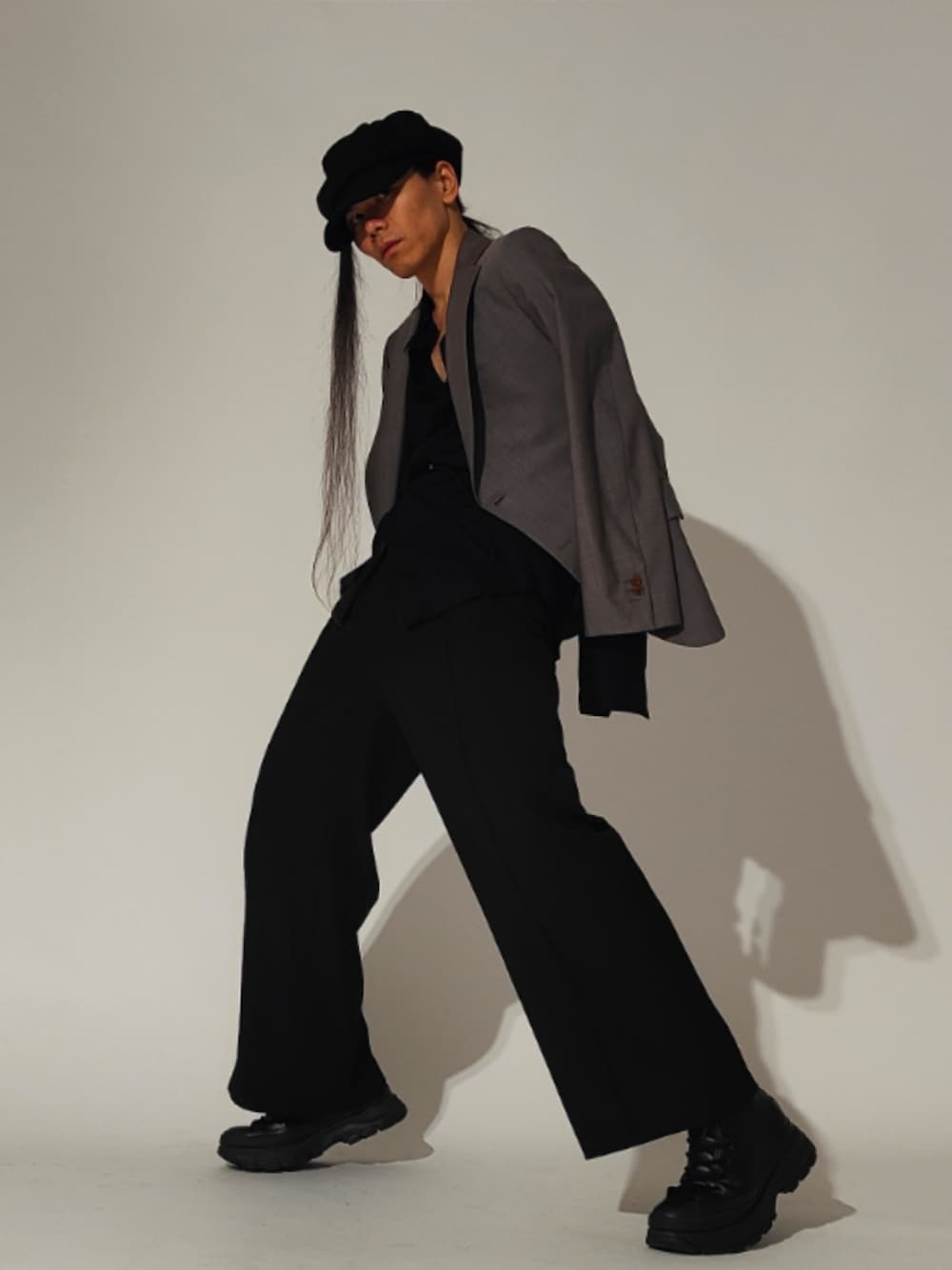 「Vivienne Westwood、agnesb、meemselect、converse、mode、monotone、classic、fashion、coordinate、simple、styleinspo、ootd、outfit、whatiwore、おしゃれさんと繋がりたい」｜「Vivienne Westwoodのアイテム（テーラードジャケット、グレー系）」を使った、Arasashi Kimihiroさん（メンズ・170cm）の冬コーディネートの1枚目の写真