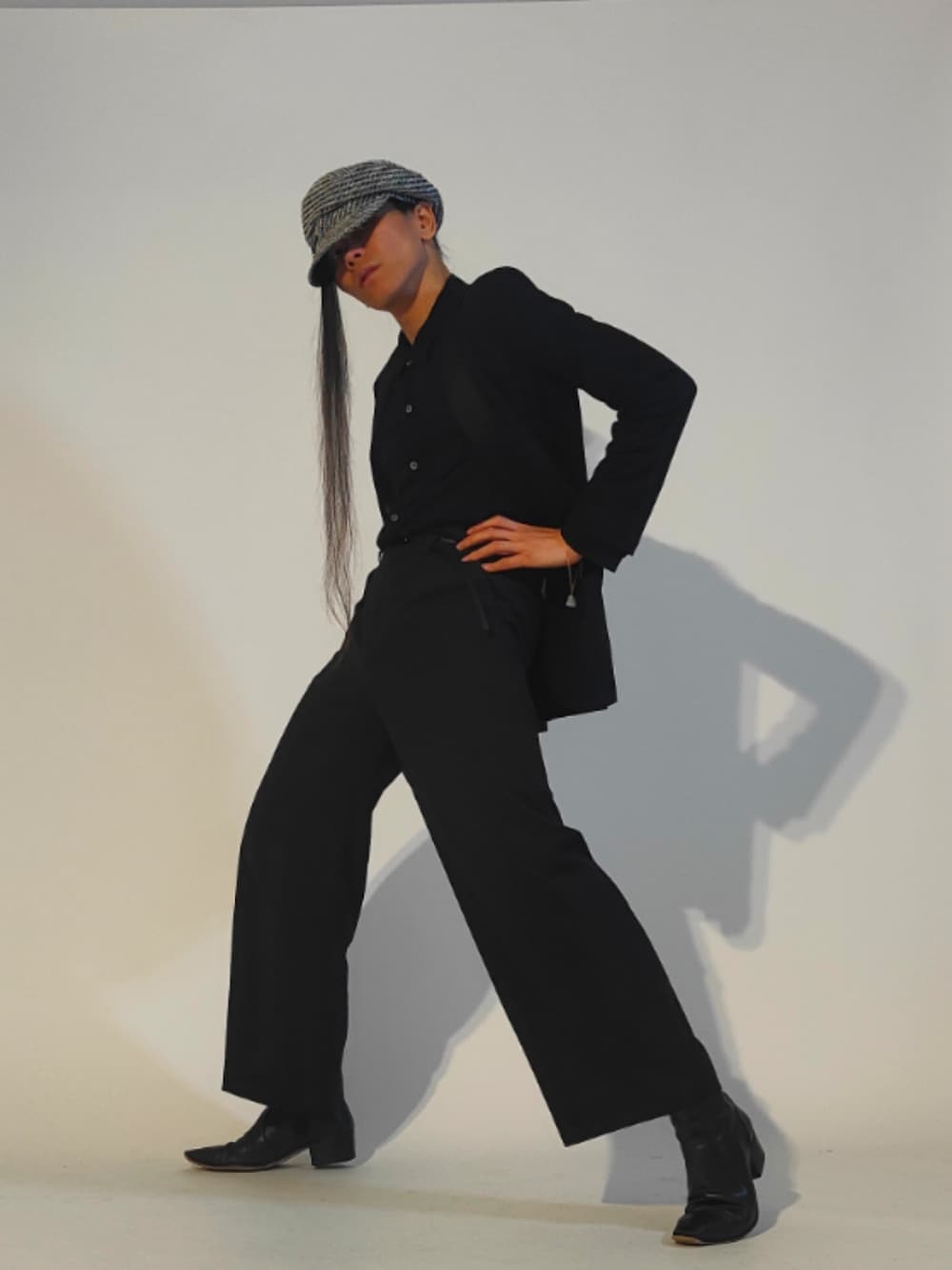 「おしゃれさんと繋がりたい、NOID、foufou、whoop'-de-doo'、CA4LA、mode、classic、monotone、fashion、coordinate、simple、styleinspo、ootd、outfit、whatiwore」｜「CA4LAのアイテム（キャスケット、グレー系）」を使った、Arasashi Kimihiroさん（メンズ・170cm）の冬コーディネートの1枚目の写真