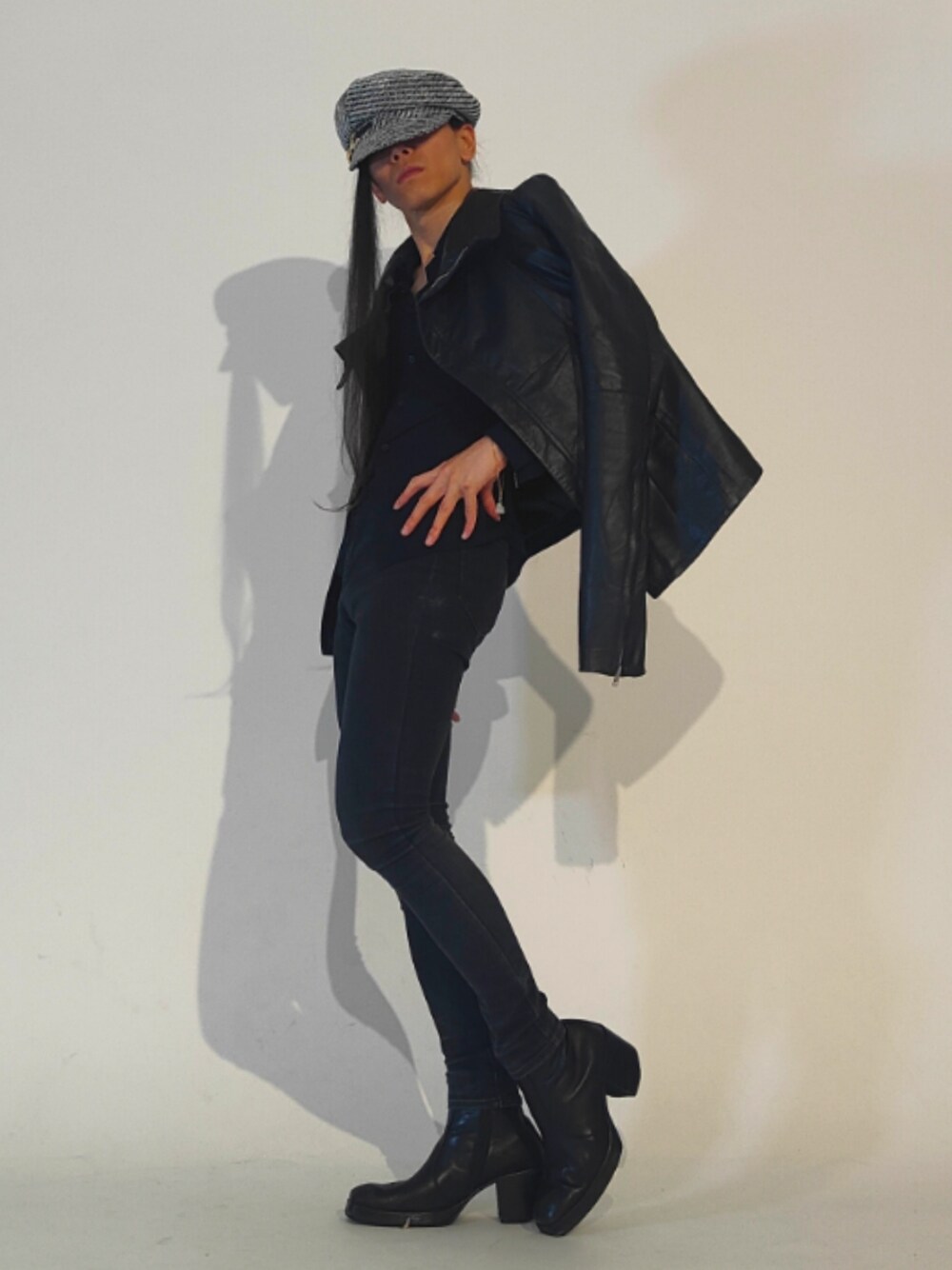 「EKAM、NOID、GU、whoop'-de-doo'、CA4LA、monotone、fashion、coordinate、simple、mode、styleinspo、ootd、outfit、whatiwore、おしゃれさんと繋がりたい」｜「CA4LAのアイテム（キャスケット、グレー系）」を使った、Arasashi Kimihiroさん（メンズ・170cm）の冬コーディネートの1枚目の写真