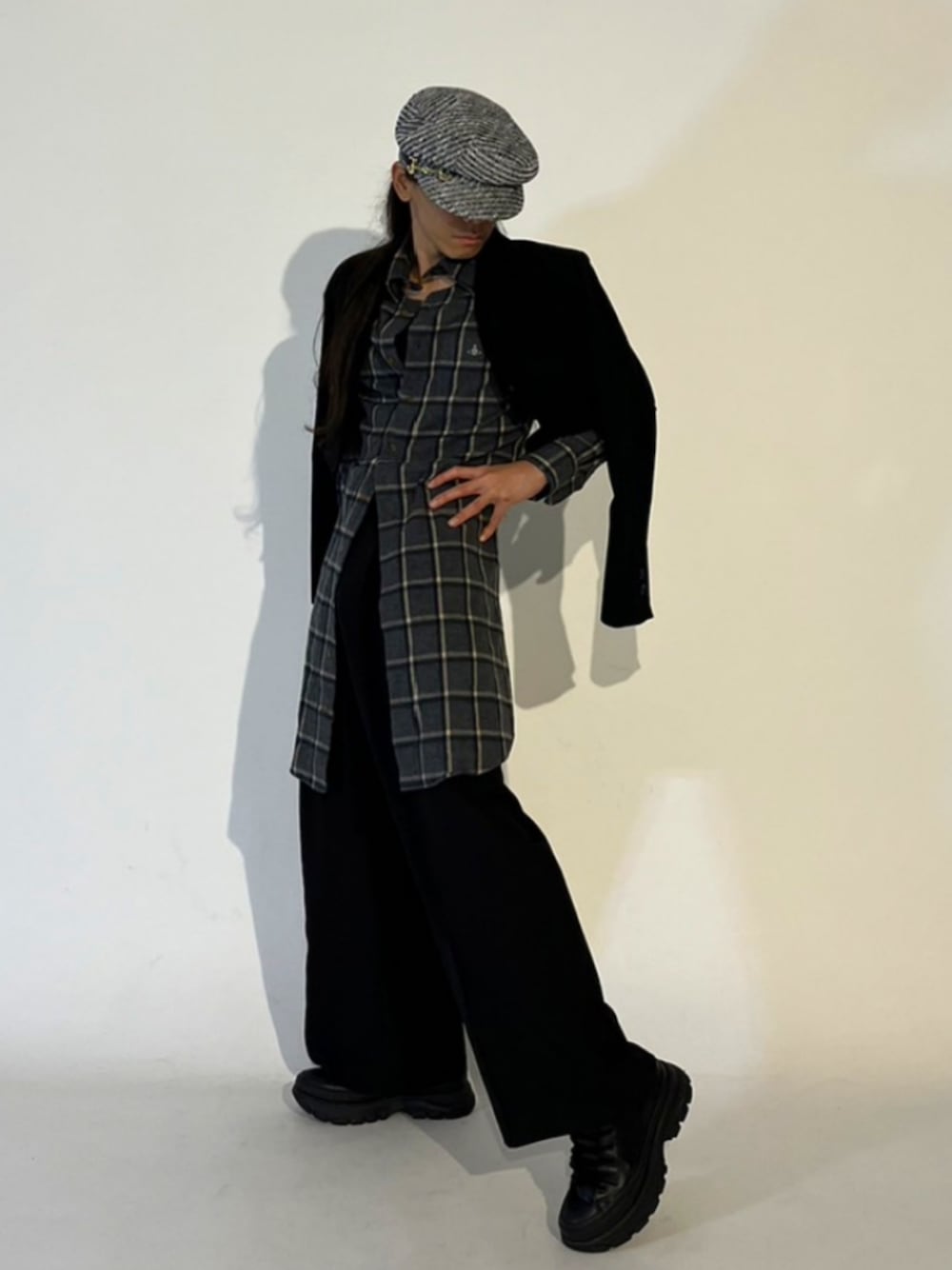 「LVEU.、Vivienne Westwood、meemselect、converse、CA4LA、classic、fashion、新星WEARISTAにエントリー、coordinate、simple、styleinspo、ootd、outfit、whatiwore、おしゃれさんと繋がりたい」｜「CA4LAのアイテム（キャスケット、グレー系）」を使った、Arasashi Kimihiroさん（メンズ・170cm）の冬コーディネートの1枚目の写真