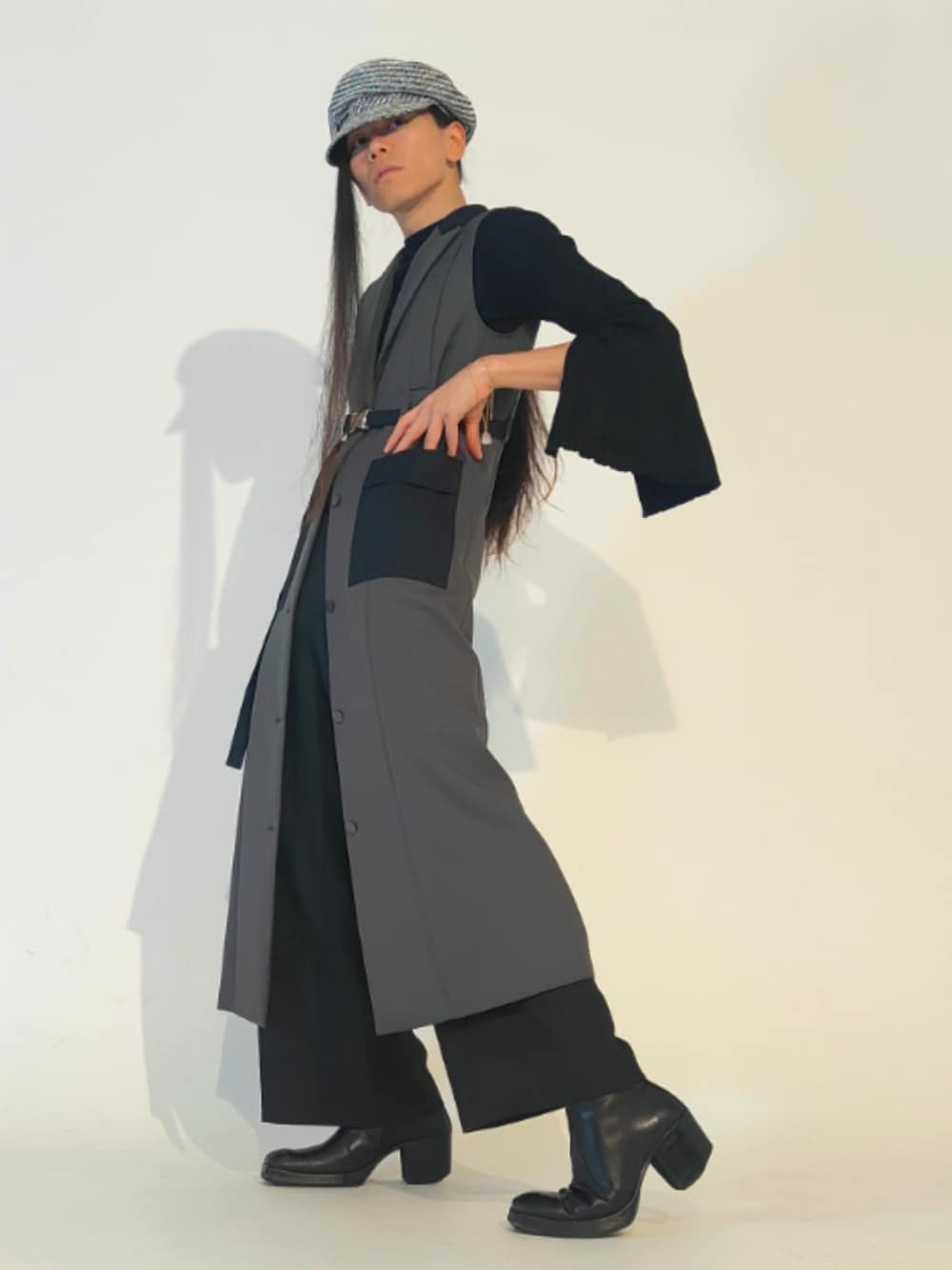 「moment+、A+TOKYO、foufou、CA4LA、whoop'-de-doo'、monotone、fashion、simple、mode、styleinspo、ootd、outfit、whatiwore、おしゃれさんと繋がりたい、新星WEARISTAにエントリー」｜「CA4LAのアイテム（キャスケット、グレー系）」を使った、Arasashi Kimihiroさん（メンズ・170cm）の冬コーディネートの1枚目の写真