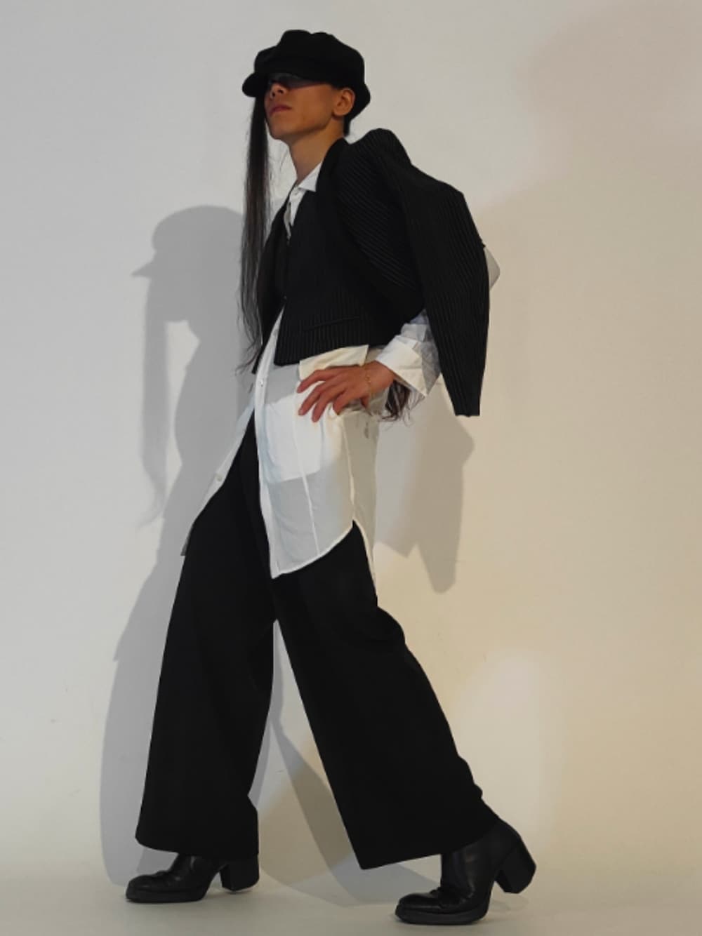 「WHO’S WHO gallery、NOID、meemselect、whoop'-de-doo'、monotone、fashion、coordinate、simple、styleinspo、ootd、outfit、whatiwore、お洒落さんとつながりたい」｜「Six Mの【SixM/シックスエム】レイヤードジャケット（テーラードジャケット、ブラック系）」を使った、Arasashi Kimihiroさん（メンズ・170cm）の秋コーディネートの1枚目の写真