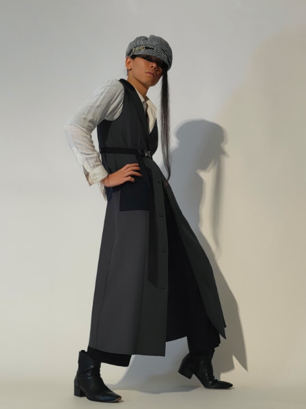 「おしゃれさんと繋がりたい、A+TOKYO、NOID、Ray Cassin、whoop'-de-doo'、CA4LA、mode、classic、coordinate、fashion、simple、styleinspo、ootd、outfit、whatiwore」｜「CA4LAのアイテム（キャスケット、グレー系）」を使った、Arasashi Kimihiroさん（メンズ・170cm）の冬コーディネートの1枚目の写真