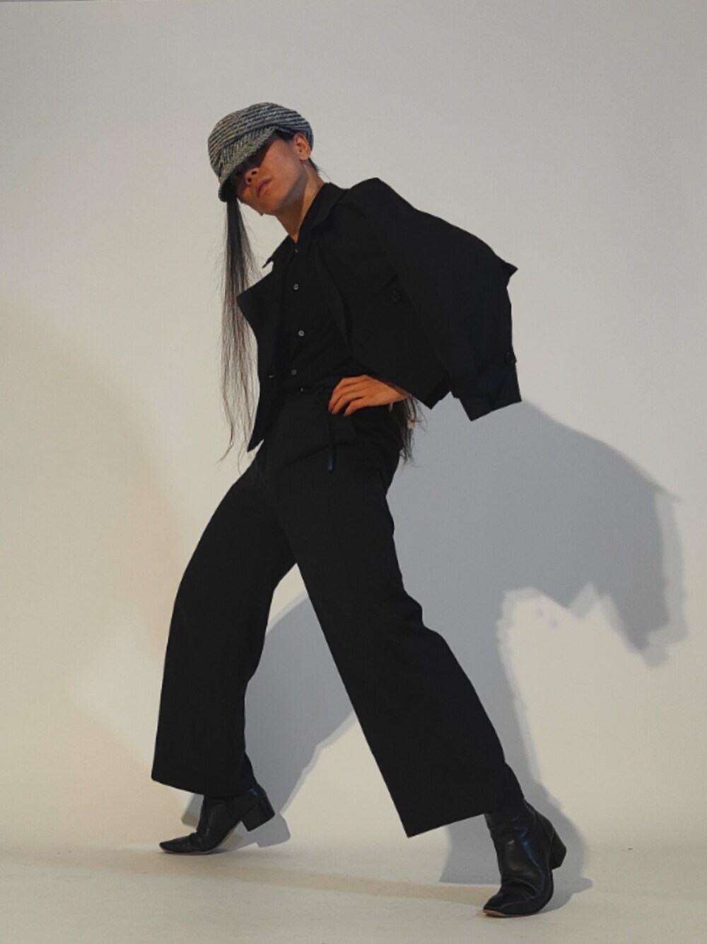 「おしゃれさんと繋がりたい、LVEU.、NOID、foufou、whoop'-de-doo'、CA4LA、mode、classic、monotone、fashion、coordinate、simple、styleinspo、ootd、outfit」｜「LVEU.のアイテム（トレンチコート、ブラック系）」を使った、Arasashi Kimihiroさん（メンズ・170cm）の春コーディネートの1枚目の写真