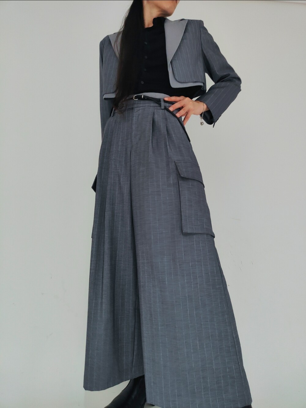 「FREE'S MART、NOID、SET UP、Wide Pants、mode、coordinate、ootd、outfit、whatiwore、おしゃれさんと繋がりたい」｜「FREE'S MARTのアイテム（その他パンツ、グレー系）」を使った、Arasashi Kimihiroさん（メンズ・170cm）の秋コーディネートの1枚目の写真
