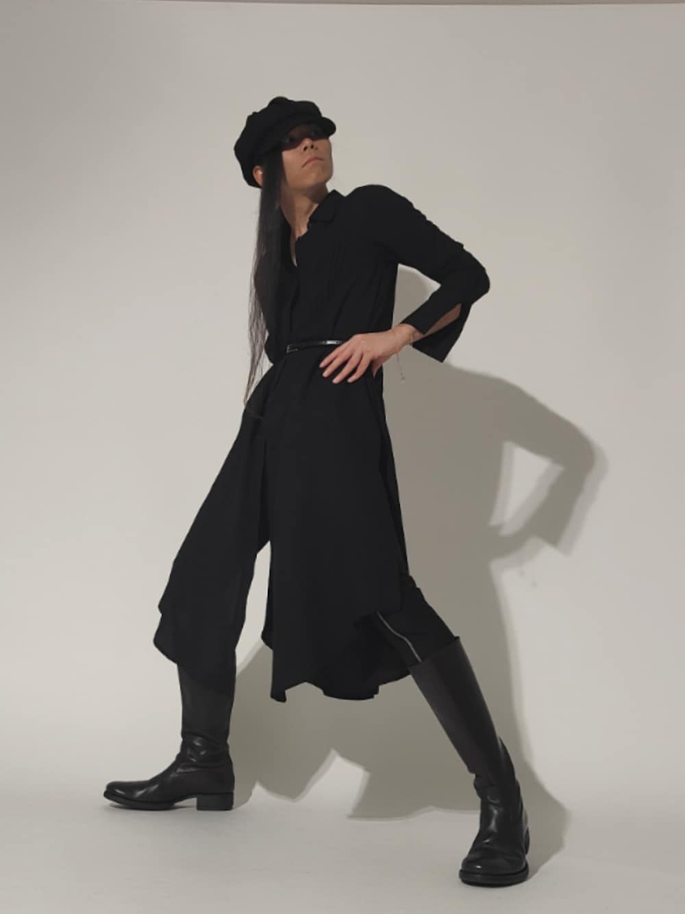 「おしゃれさんと繋がりたい、mode、classic、monotone、fashion、coordinate、simple、styleinspo、ootd、outfit、whatiwore、aresense、NOID、junhashimoto 」｜「AresenseのAresense/アーセンス マルチWAYシャツワンピース（シャツワンピース、ブラック系）」を使った、Arasashi Kimihiroさん（メンズ・170cm）の春コーディネートの1枚目の写真