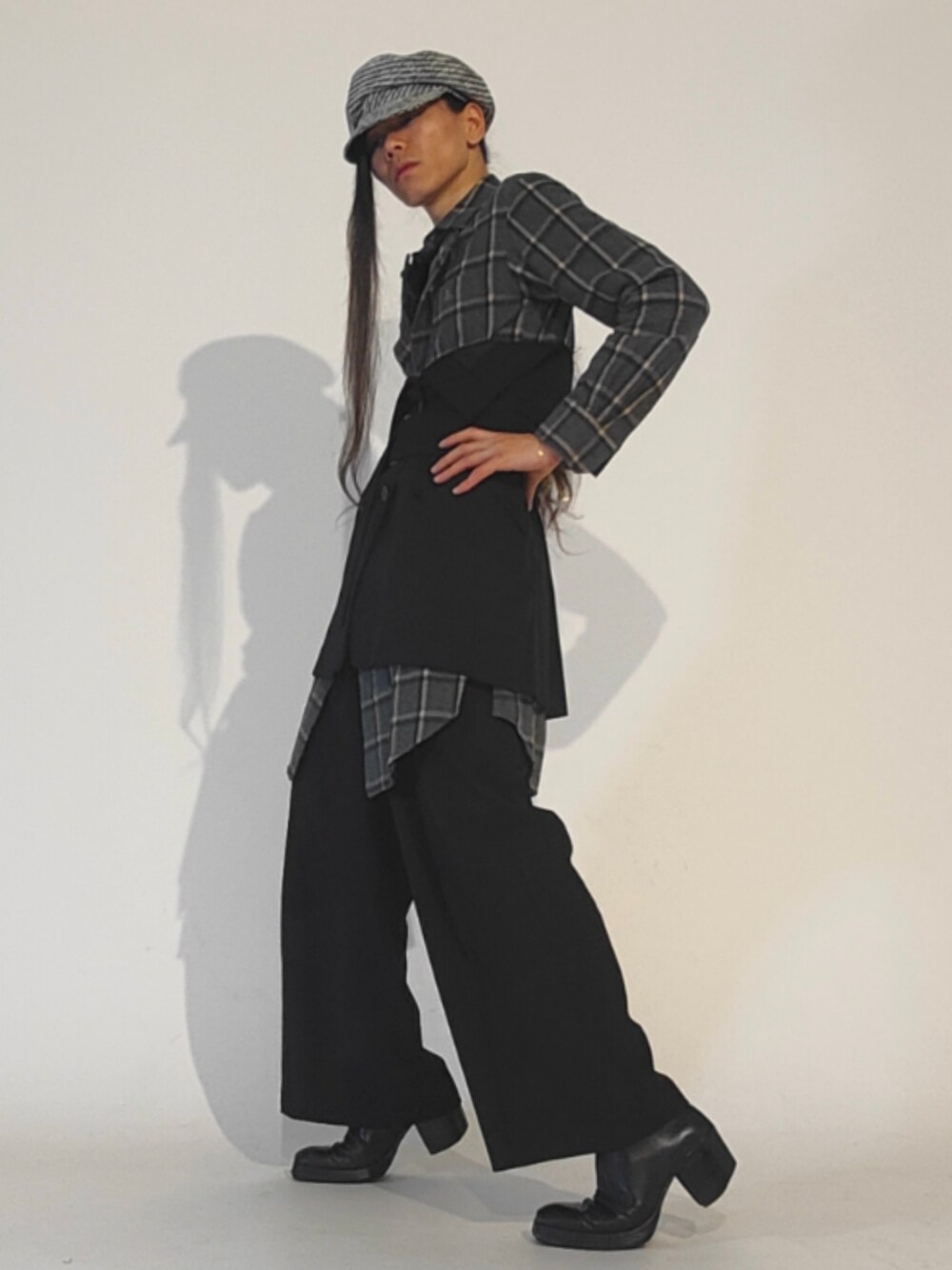 「Vivienne Westwood、maisonspecial、meemselect、whoop'-de-doo'、CA4LA、monotone、classic、fashion、新星WEARISTAにエントリー、おしゃれさんと繋がりたい、coordinate、simple、styleinspo、ootd、outfit」｜「CA4LAのアイテム（キャスケット、グレー系）」を使った、Arasashi Kimihiroさん（メンズ・170cm）の冬コーディネートの1枚目の写真