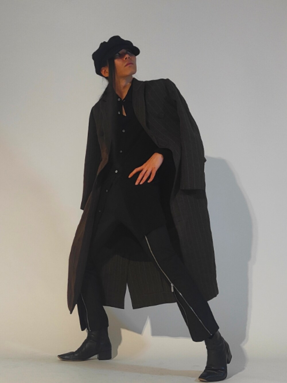 「おしゃれさんと繋がりたい、maisonspecial、NOID、whoop'-de-doo'、mode、classic、simple、fashion、monotone、coordinate、styleinspo、ootd、outfit、whatiwore」｜「MAISON SPECIALのアイテム（トレンチコート、ブラウン系）」を使った、Arasashi Kimihiroさん（メンズ・170cm）の冬コーディネートの1枚目の写真