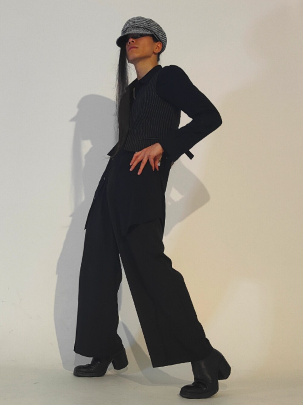 「WHO’S WHO gallery、NOID、meemselect、whoop'-de-doo'、CA4LA、monotone、fashion、coordinate、simple、styleinspo、ootd、outfit、whatiwore、おしゃれさんと繋がりたい」｜「CA4LAのアイテム（キャスケット、グレー系）」を使った、Arasashi Kimihiroさん（メンズ・170cm）の冬コーディネートの1枚目の写真
