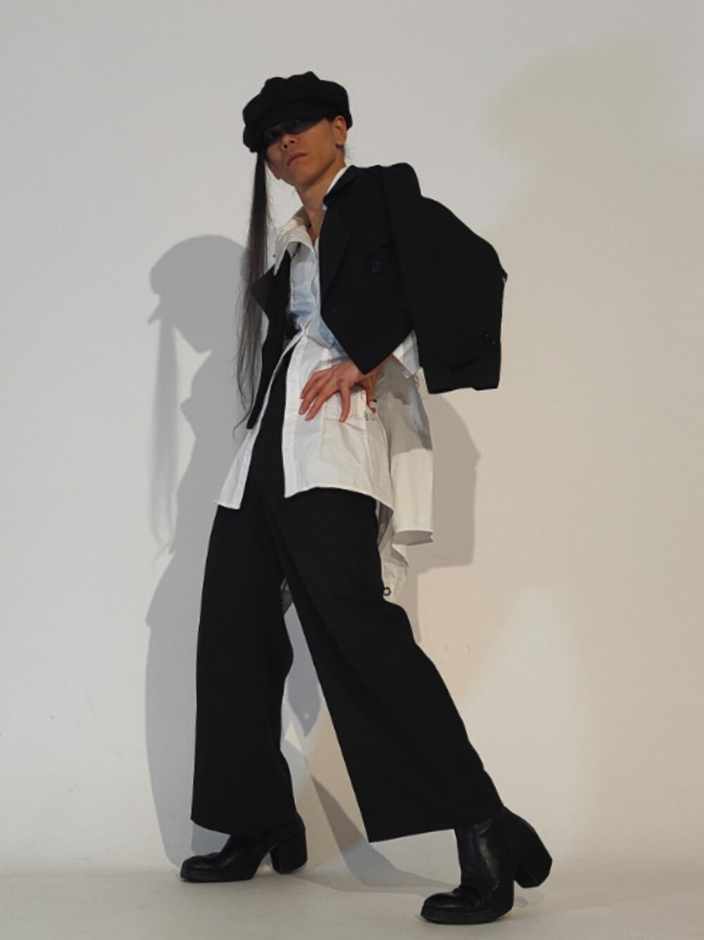 「LVEU.、foufou、whoop'-de-doo'、mode、monotone、fashion、新星WEARISTAにエントリー、coordinate、simple、styleinspo、ootd、outfit、whatiwore、おしゃれさんと繋がりたい」｜「LVEU.のアイテム（トレンチコート、ブラック系）」を使った、Arasashi Kimihiroさん（メンズ・170cm）の冬コーディネートの1枚目の写真