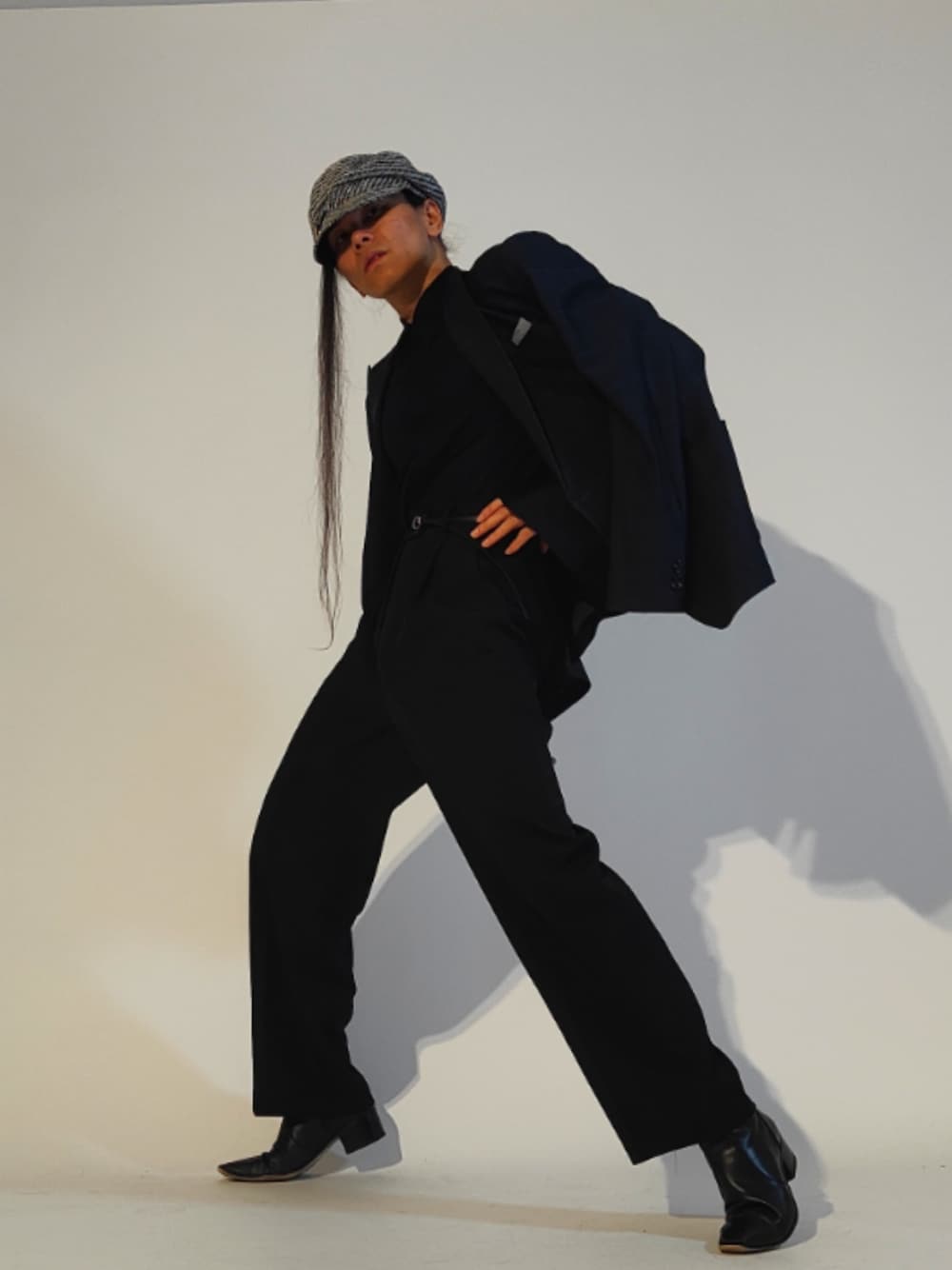 「おしゃれさんと繋がりたい、mode、classic、monotone、fashion、coordinate、simple、styleinspo、ootd、outfit、whatiwore」｜「CA4LAのアイテム（キャスケット、グレー系）」を使った、Arasashi Kimihiroさん（メンズ・170cm）の春コーディネートの1枚目の写真