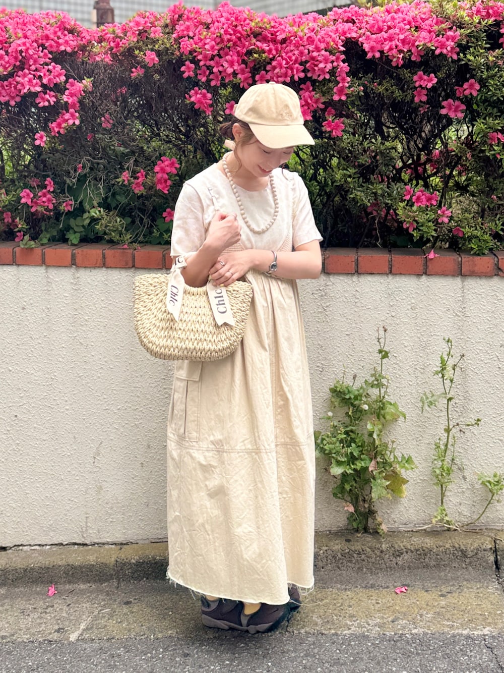 「やっぱり帽子が好き、キャップ、ジャンパースカート、ワンピース、かごバッグ、エアリフト、淡色コーデ、ワントーンコーデ、ワントーン」｜「SHEINのアイテム（キャップ、ベージュ系）」を使った、おめぐさん（骨格ウェーブ・レディース・158cm）の夏コーディネートの1枚目の写真