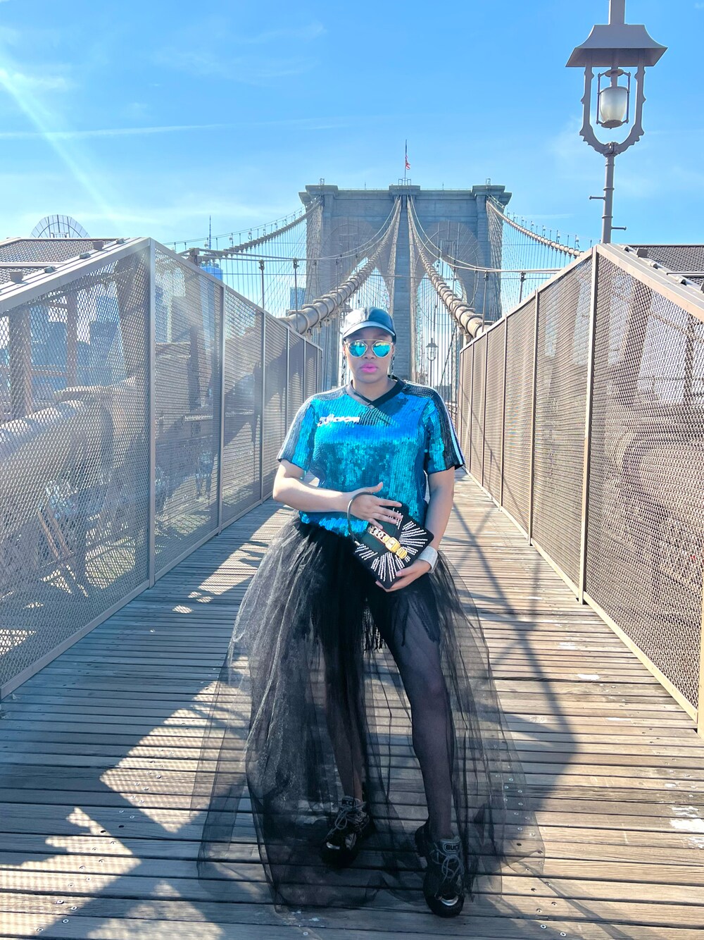「CAP、GUCCI、sneakers、adidas、sequins、skirt、summer、chic、blue、black」｜「adidasのアイテム（Tシャツ/カットソー、ブルー系）」を使った、Abby Love さん（レディース・165cm）の夏コーディネートの1枚目の写真