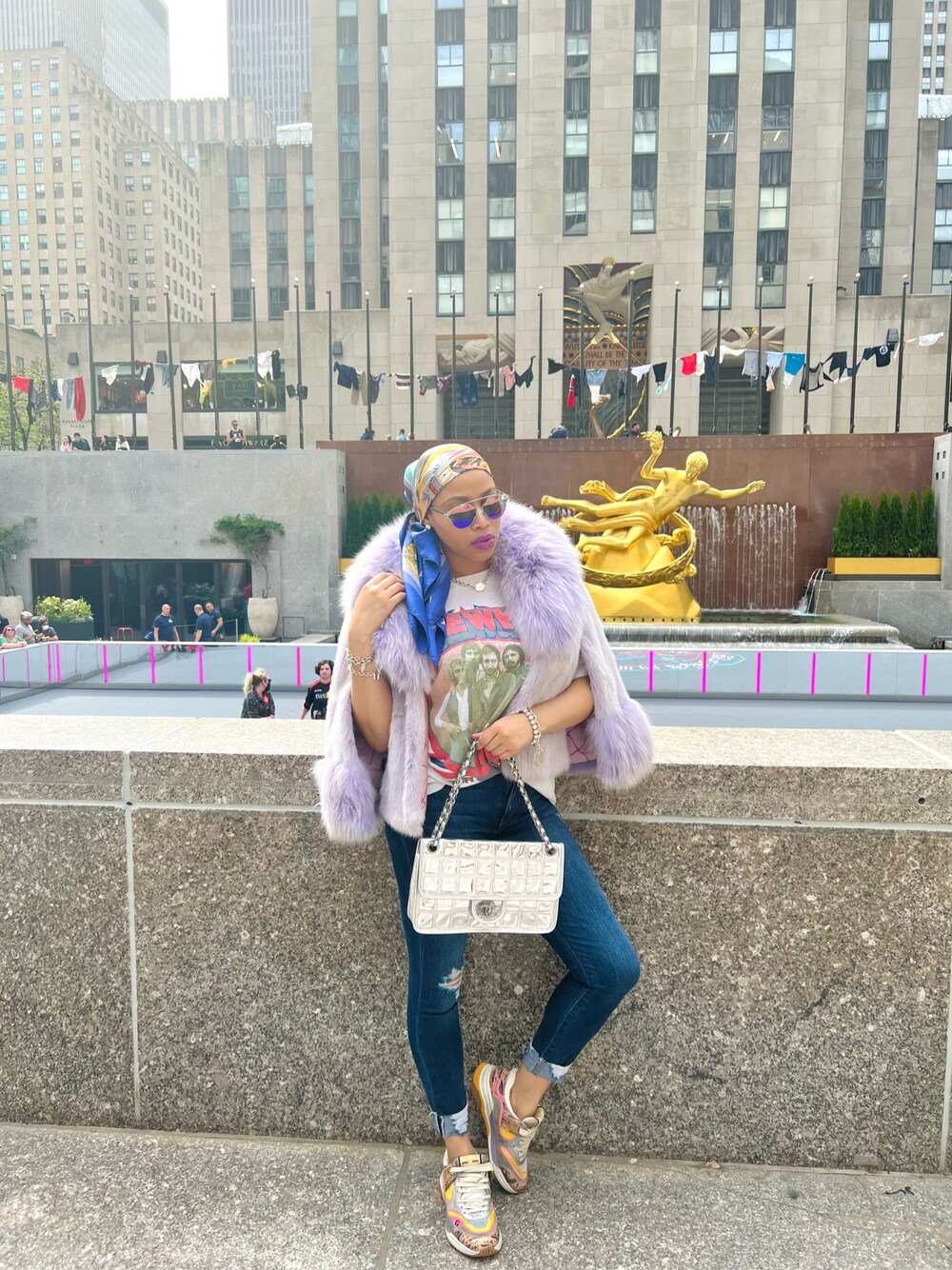 「pastel、sporty、Shades、graphictee、GUCCI、chanel、kicks、streetstyle、sneakers」｜「CHANELのアイテム（ショルダーバッグ、シルバー系）」を使った、Abby Love さん（レディース・165cm）の春コーディネートの1枚目の写真