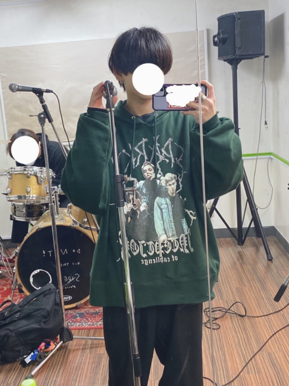 「バンドマン、ストリート、ストリートコーデ、ストリートファッション、kutir、緑、マッシュ、バンドT」｜「kutirのロックイラストビッグパーカー（パーカー、グリーン系）」を使った、Midoriさん（メンズ・160cm）の冬コーディネートの1枚目の写真