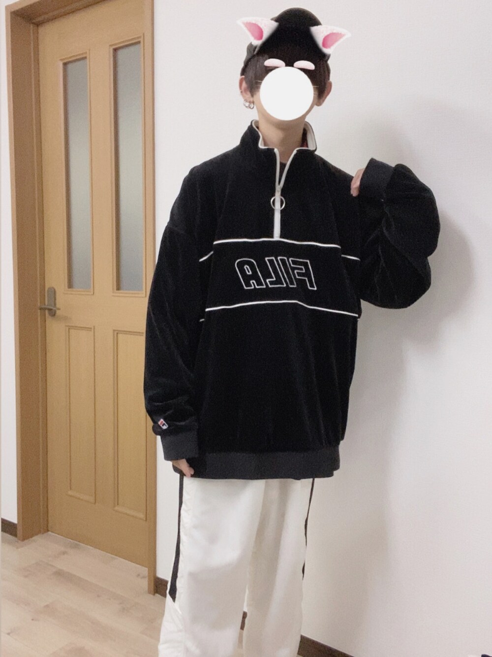 「モノトーン、モノトーンコーデ、ストリート、ストリートコーデ、FILA、キャップ、古着、低身長コーデ」｜「FILAのアイテム（スウェット、ブラック系）」を使った、Midoriさん（メンズ・160cm）の冬コーディネートの1枚目の写真