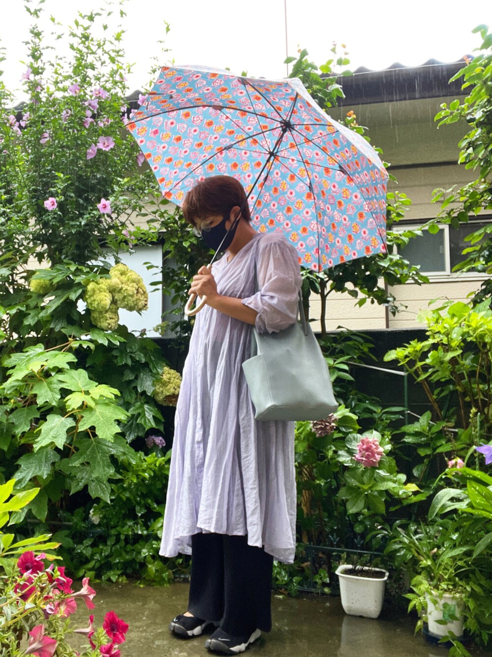 「オトナカジュアル、大人カジュアル、雨の日コーデ、シアーシャツ、シンプル、シアーワンピース、きれいめカジュアル、ぽっちゃり、でぶ、めがね」｜「coca（coca）の＼＼リニューアル／／カットオフ細リブワイドパンツ（その他パンツ、ブラック系）」を使った、あんりさん（レディース・158cm）の夏コーディネートの1枚目の写真