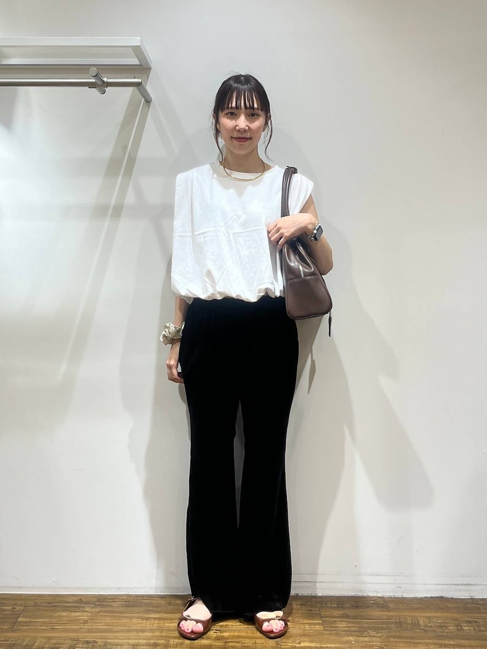 その他のその他パンツ、ブラウン系のサンダル、ブラウン系のボストンバッグを着用したレディースの夏コーディネートの1枚目の写真