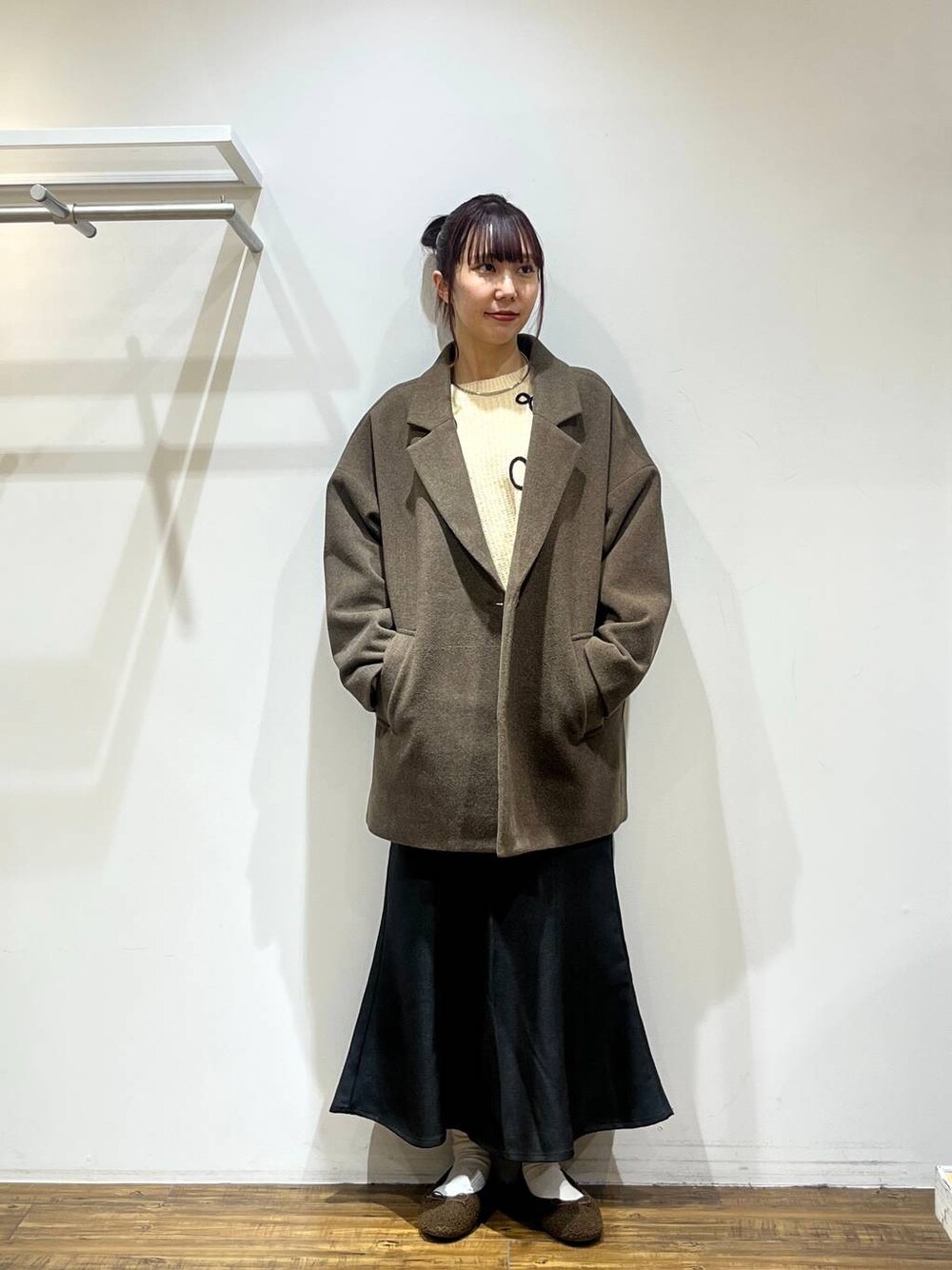 「女子ウケ、着痩せ・細見え、モード、LOWRYS FARM、大人女子カジュアル_LOWRYS FARM、きれいめ、フェミニン、ガーリー、冬コーデ、骨格ウェーブ、冬アウター、ジャケット、スカート、ニット、ウエストゴム」｜「LOWRYS FARMのダブルフェイスユルジャケット 116453（チェスターコート、ブラウン系）」を使った、ちゃんにしさん（レディース・164cm）の秋コーディネートの1枚目の写真