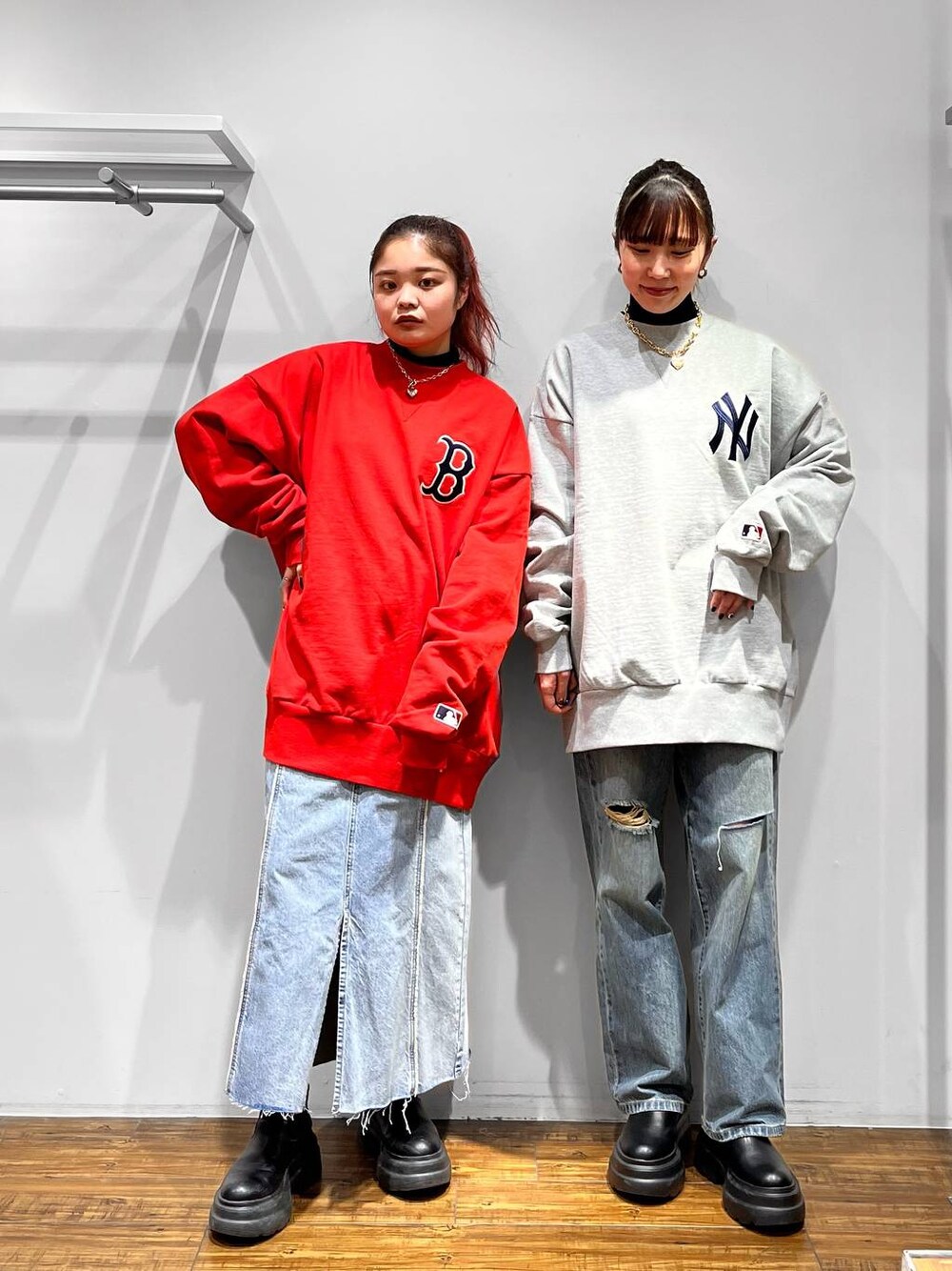 レッド系のTシャツ/カットソー、グレー系のTシャツ/カットソー、ブラック系のブーツを着用したレディースの冬コーディネートの1枚目の写真