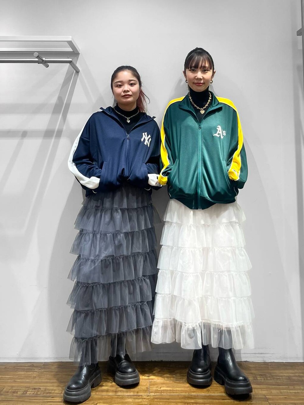 グリーン系のTシャツ/カットソー、ブルー系のTシャツ/カットソー、ブラック系のブーツを着用したレディースの冬コーディネートの1枚目の写真